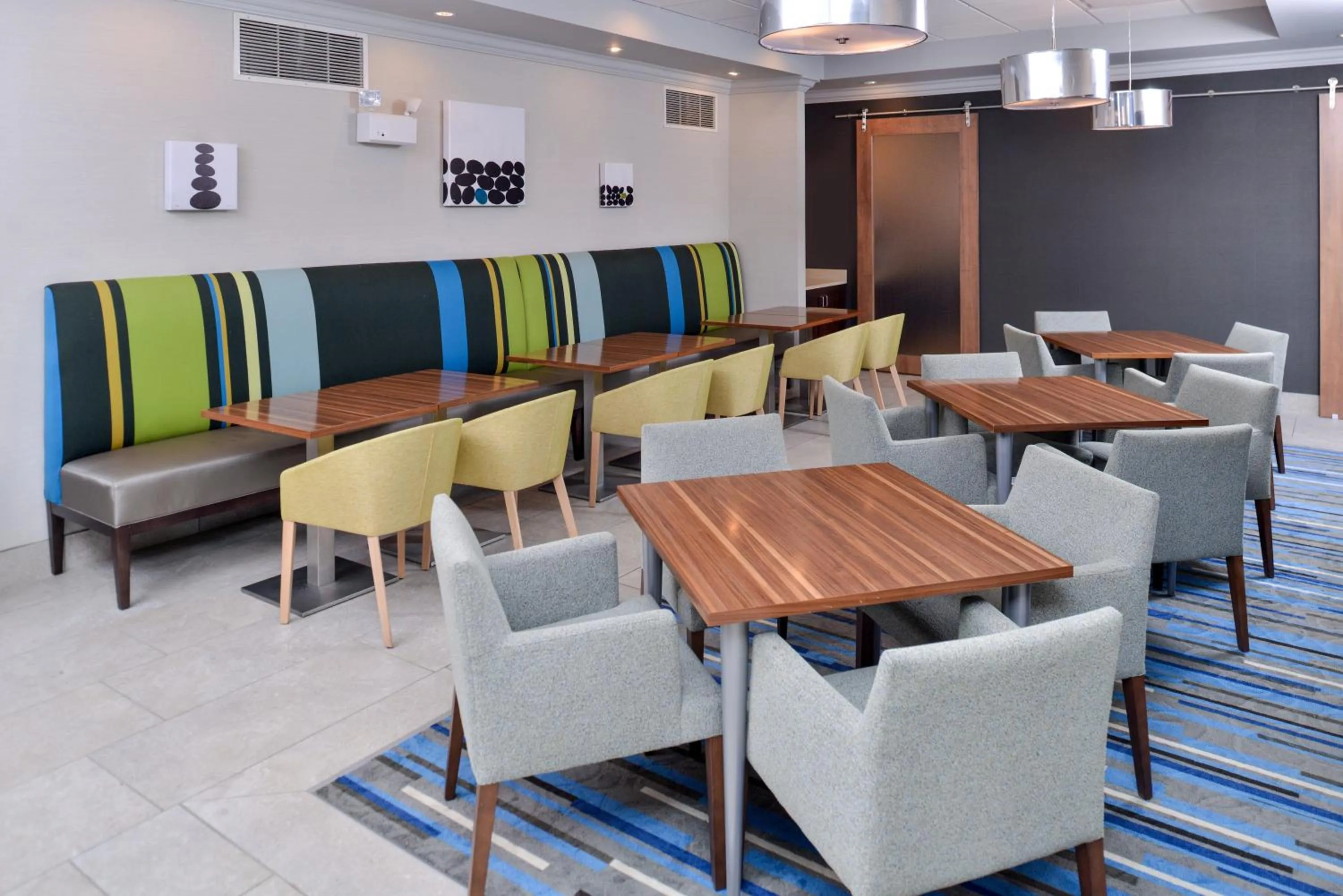 Restaurant/places to eat in Holiday Inn Express Hotel & Suites St. Louis West-O'Fallon by IHG