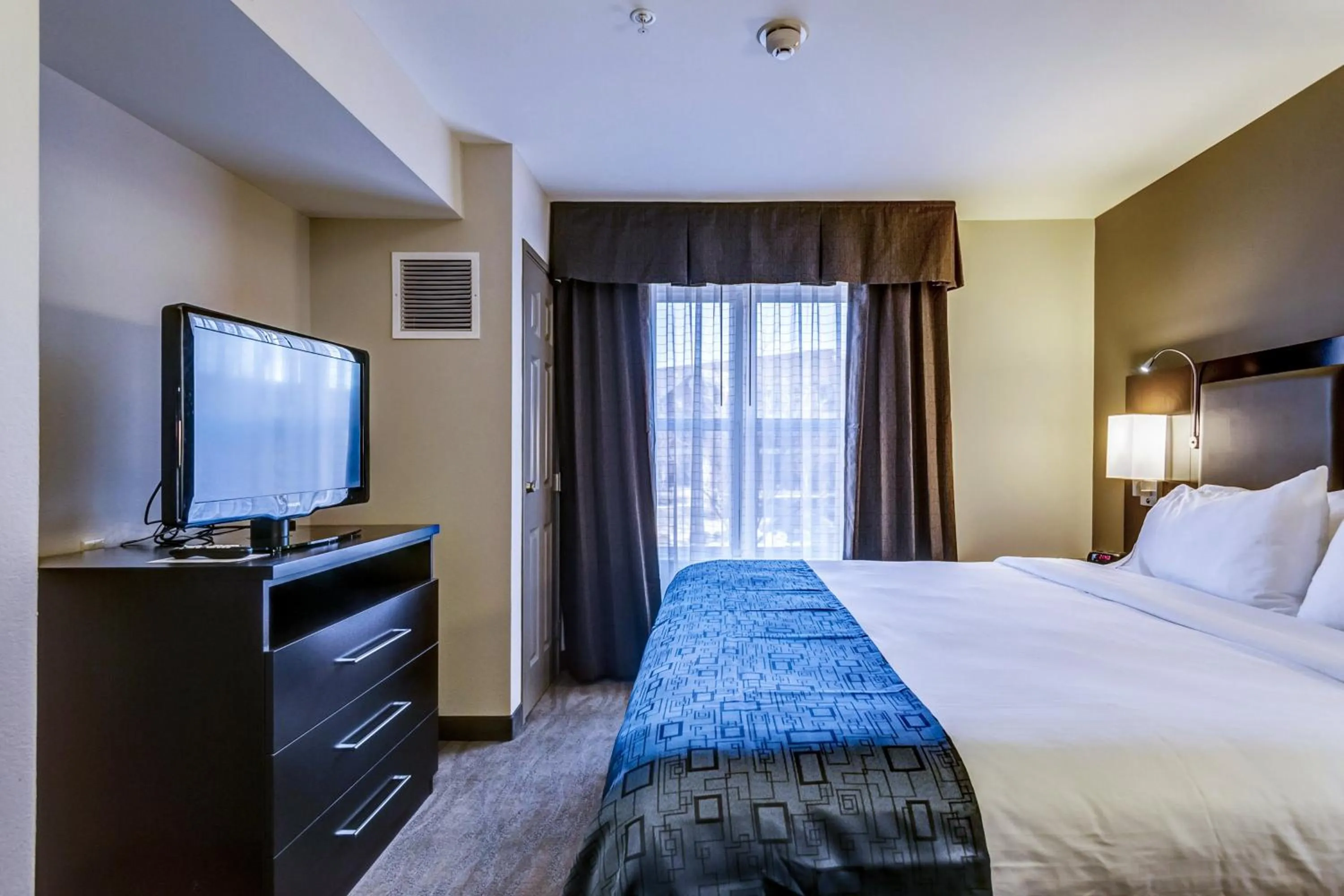Photo of the whole room, Bed in Holiday Inn Express Hotel & Suites St. Louis West-O'Fallon by IHG
