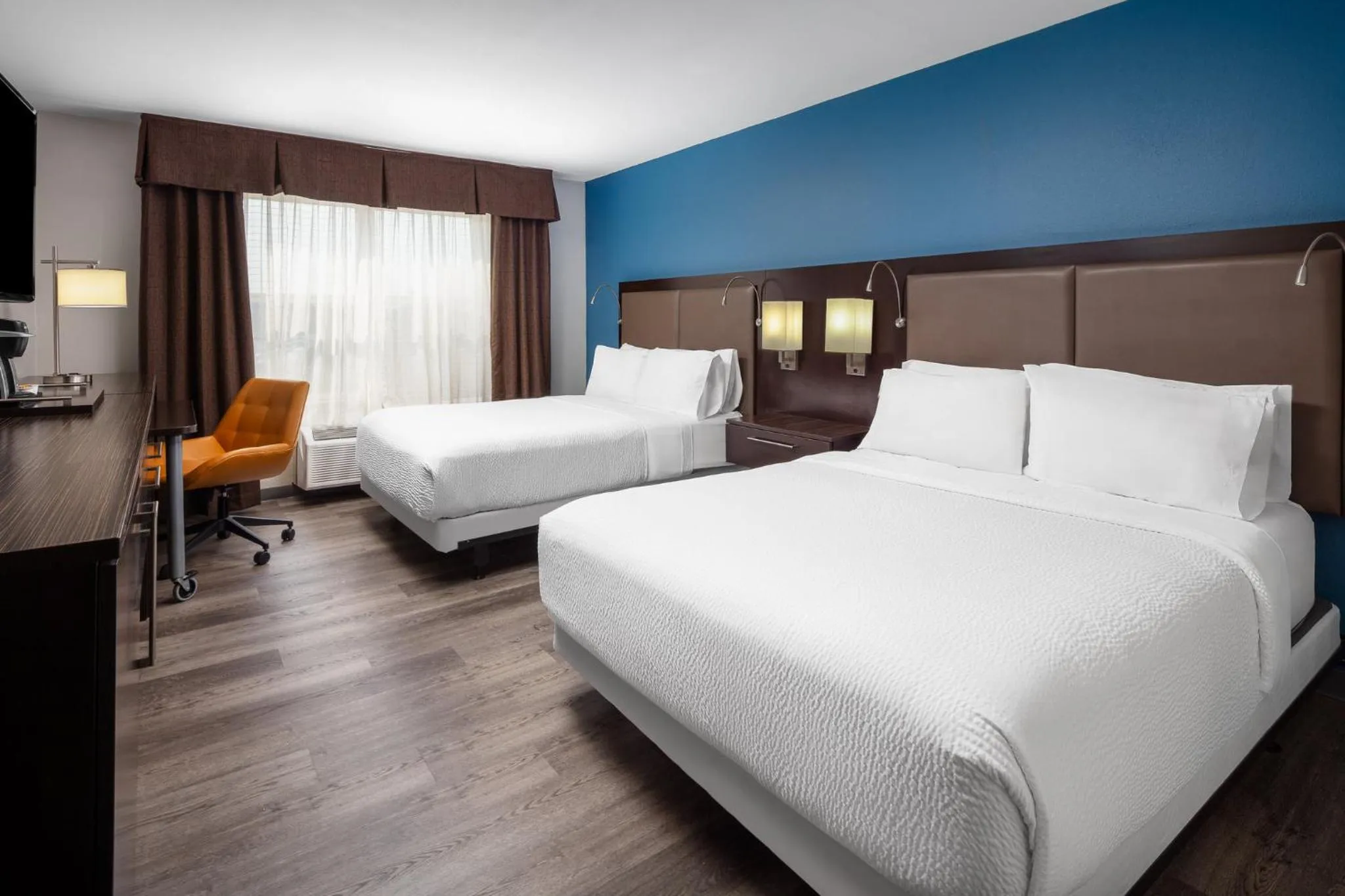 Photo of the whole room, Bed in Holiday Inn Express Hotel & Suites St. Louis West-O'Fallon by IHG