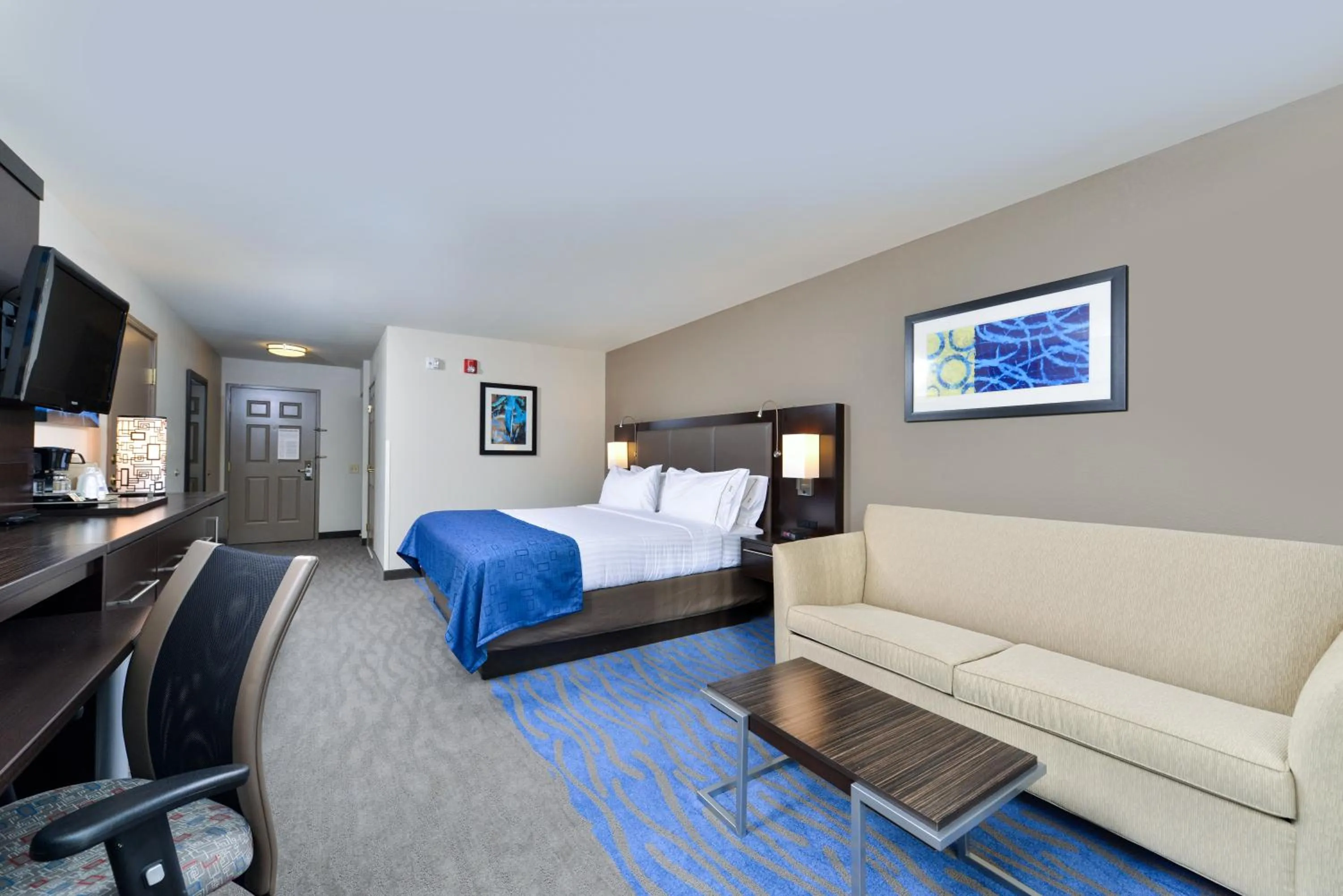 Photo of the whole room, Bed in Holiday Inn Express Hotel & Suites St. Louis West-O'Fallon by IHG