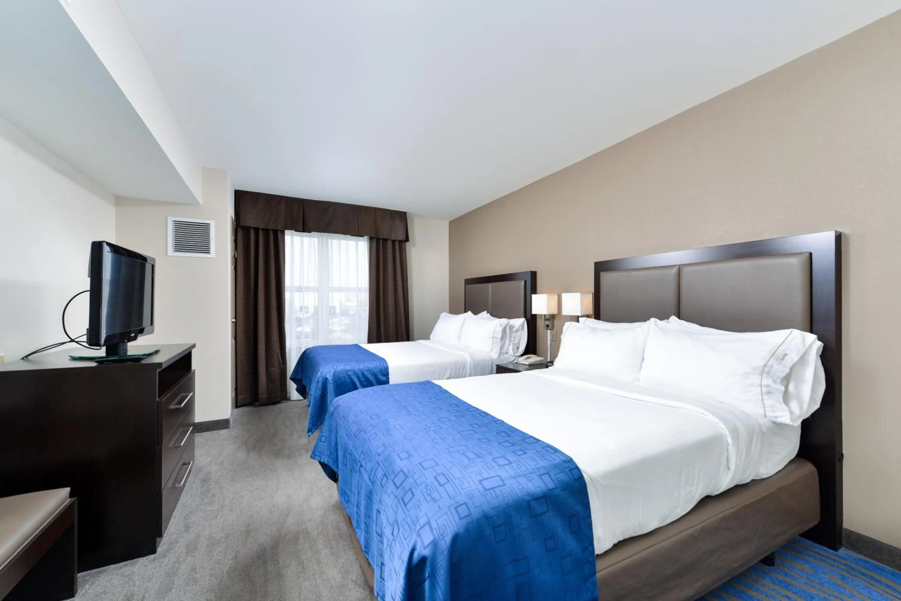 Photo of the whole room, Bed in Holiday Inn Express Hotel & Suites St. Louis West-O'Fallon by IHG