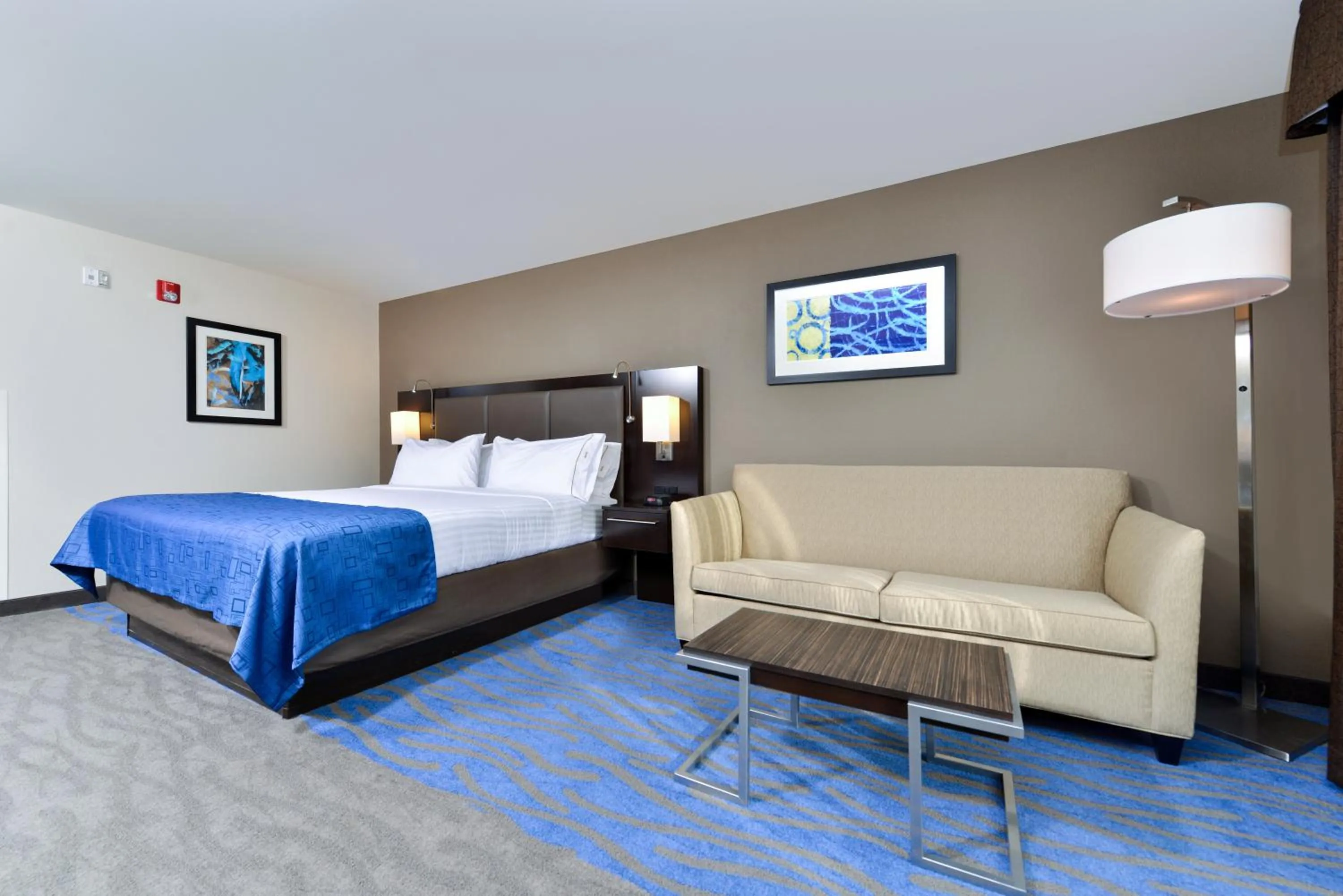 Photo of the whole room, Bed in Holiday Inn Express Hotel & Suites St. Louis West-O'Fallon by IHG
