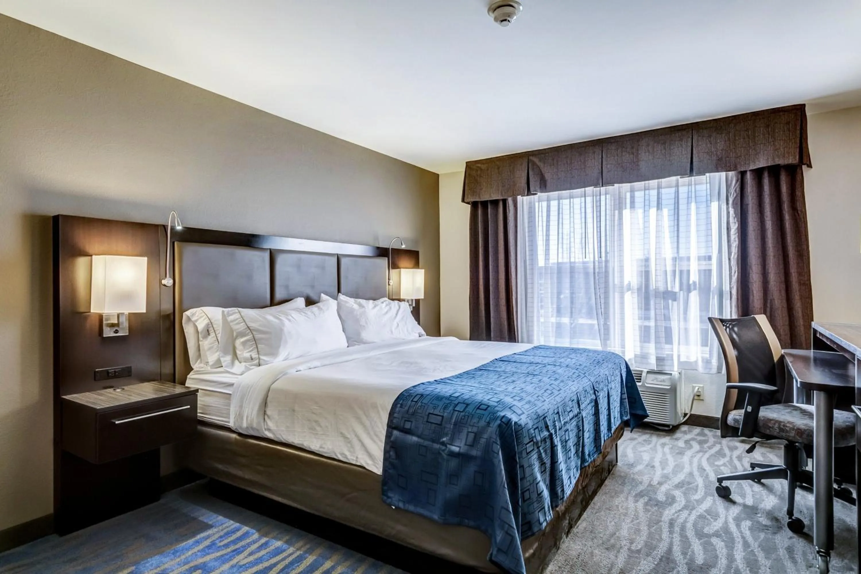 Photo of the whole room, Bed in Holiday Inn Express Hotel & Suites St. Louis West-O'Fallon by IHG