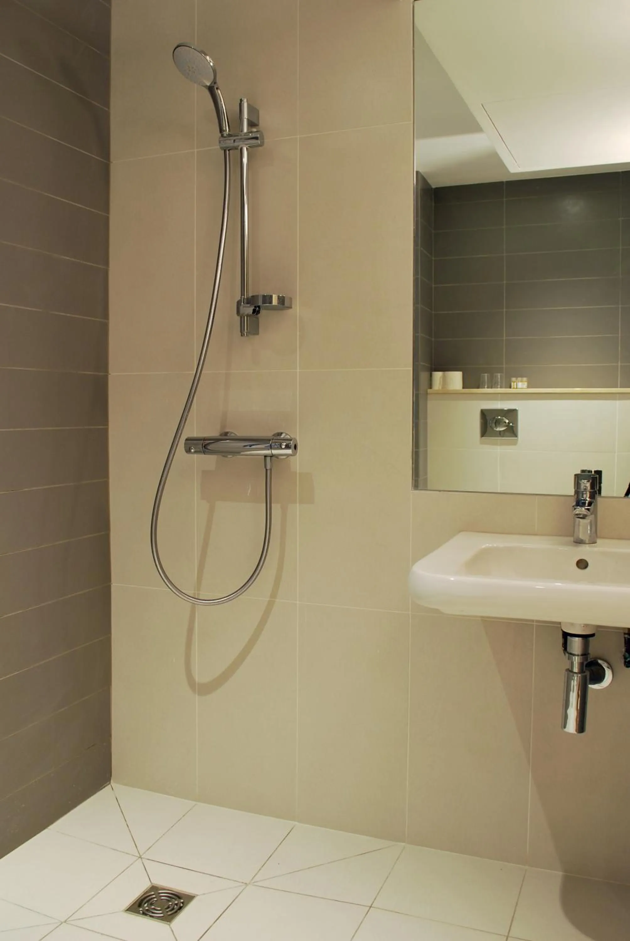 Bathroom in Hôtel De La Herse d'Or