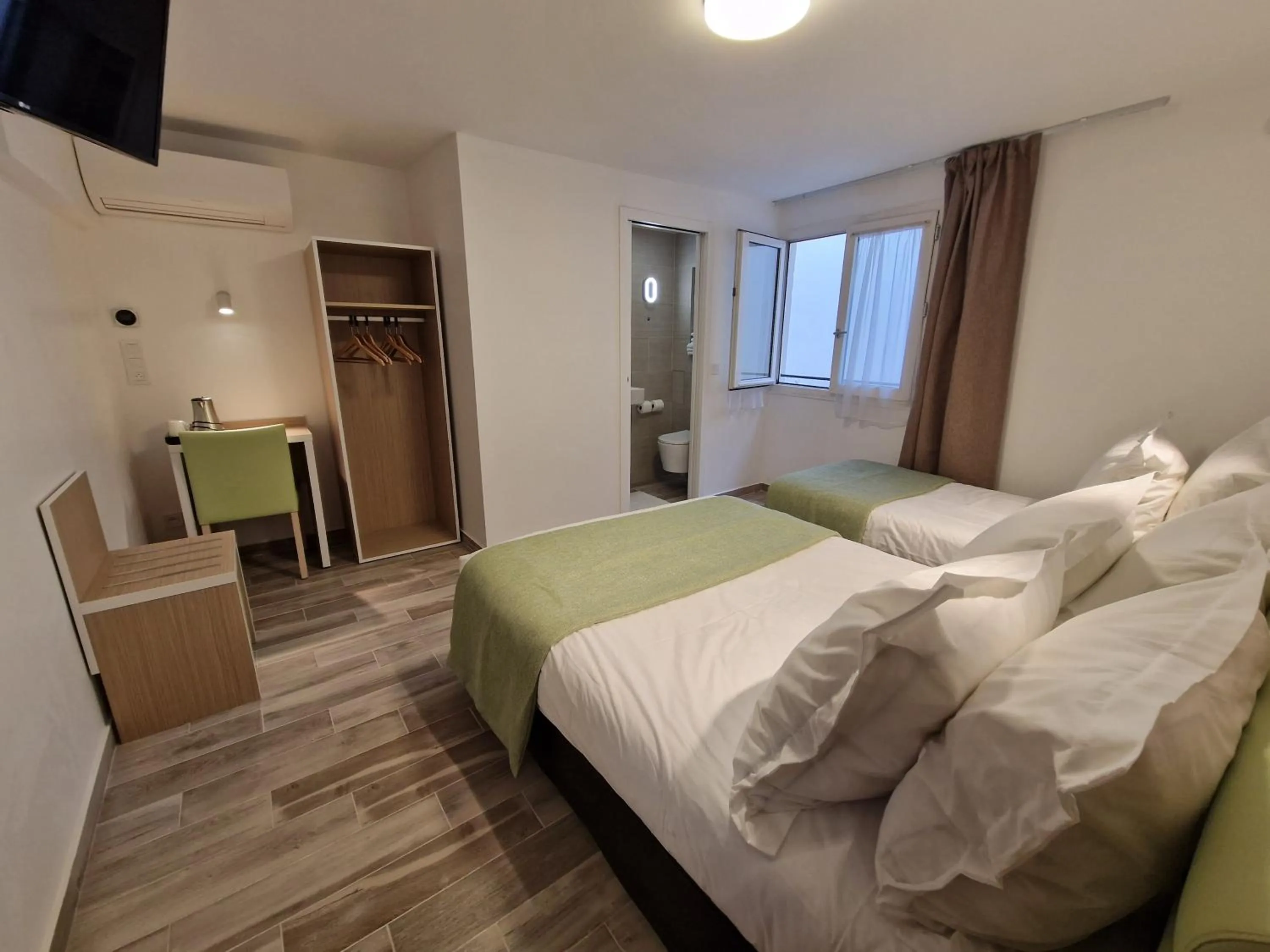 Photo of the whole room, Bed in Hôtel De La Herse d'Or