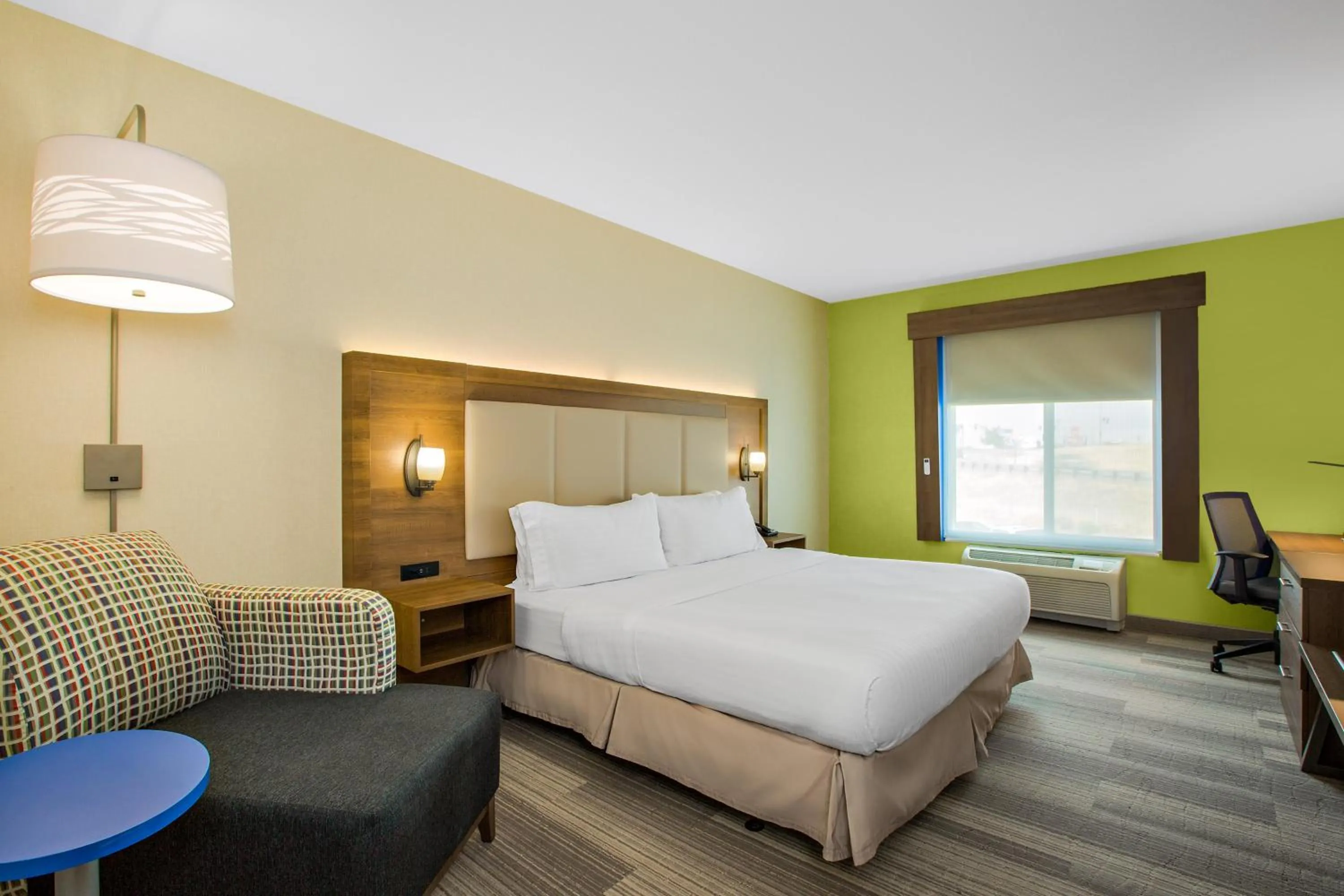 Photo of the whole room, Bed in Holiday Inn Express Hotel & Suites Ontario by IHG