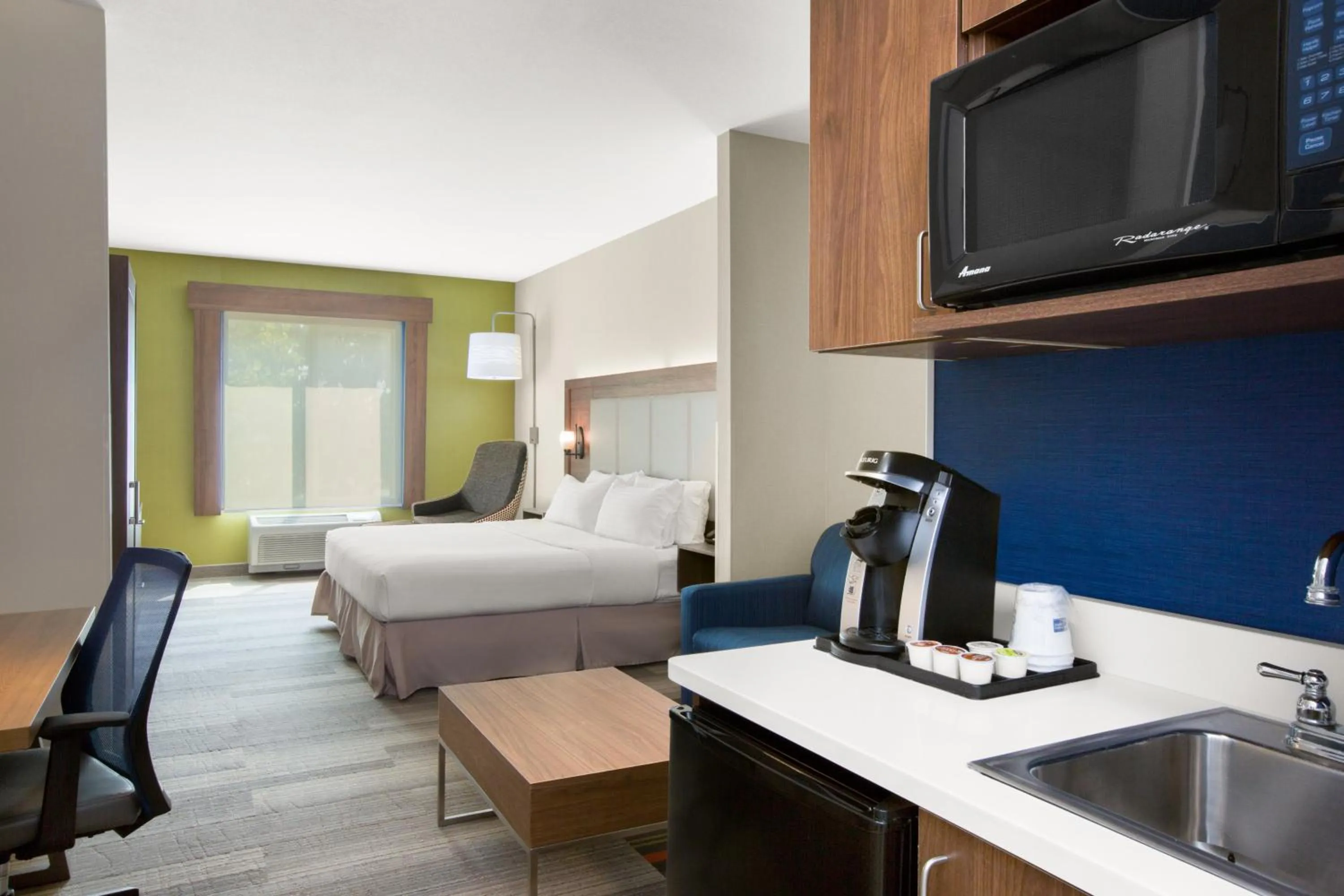 Photo of the whole room, Bed in Holiday Inn Express Hotel & Suites Ontario by IHG