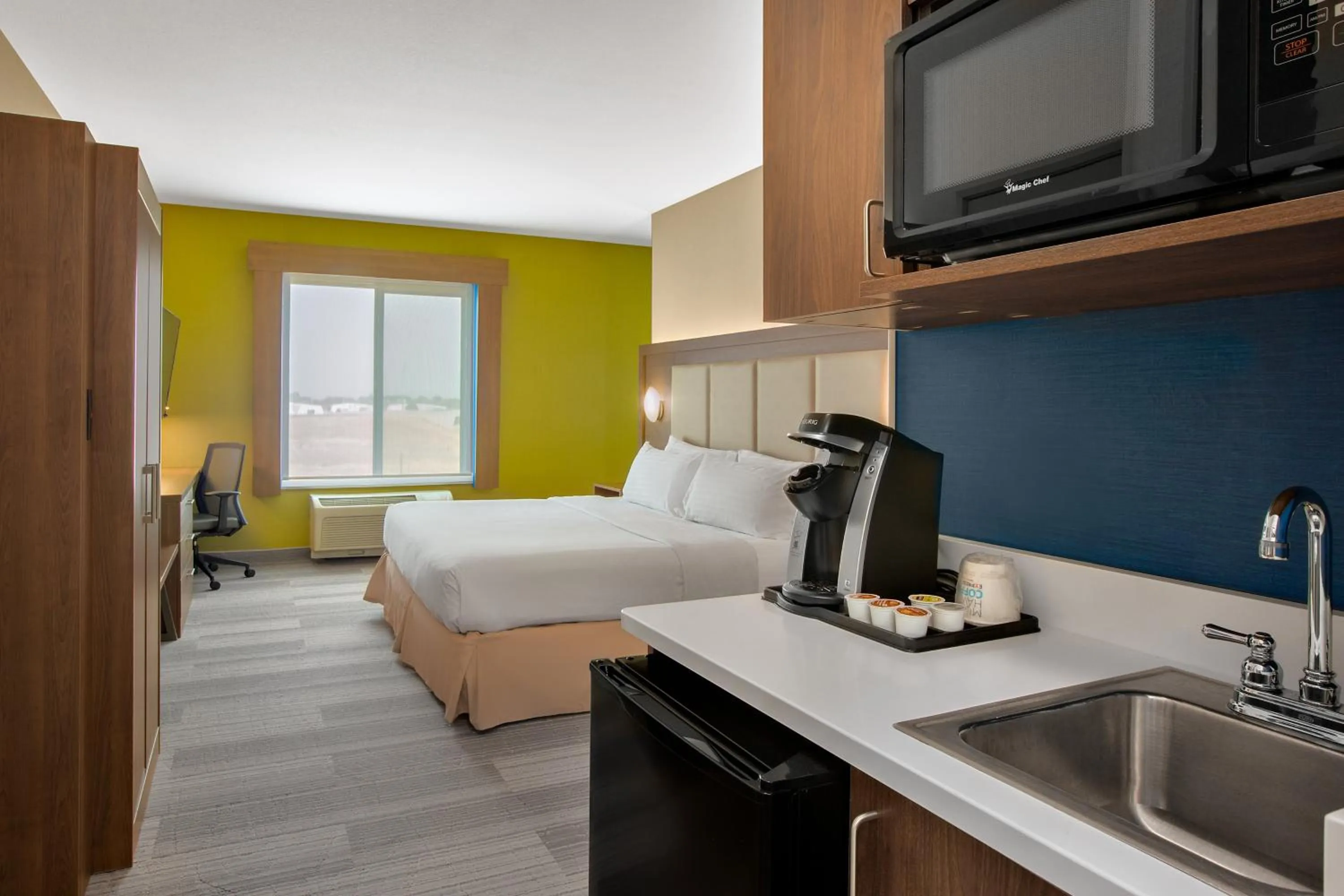 Photo of the whole room, Bed in Holiday Inn Express Hotel & Suites Ontario by IHG