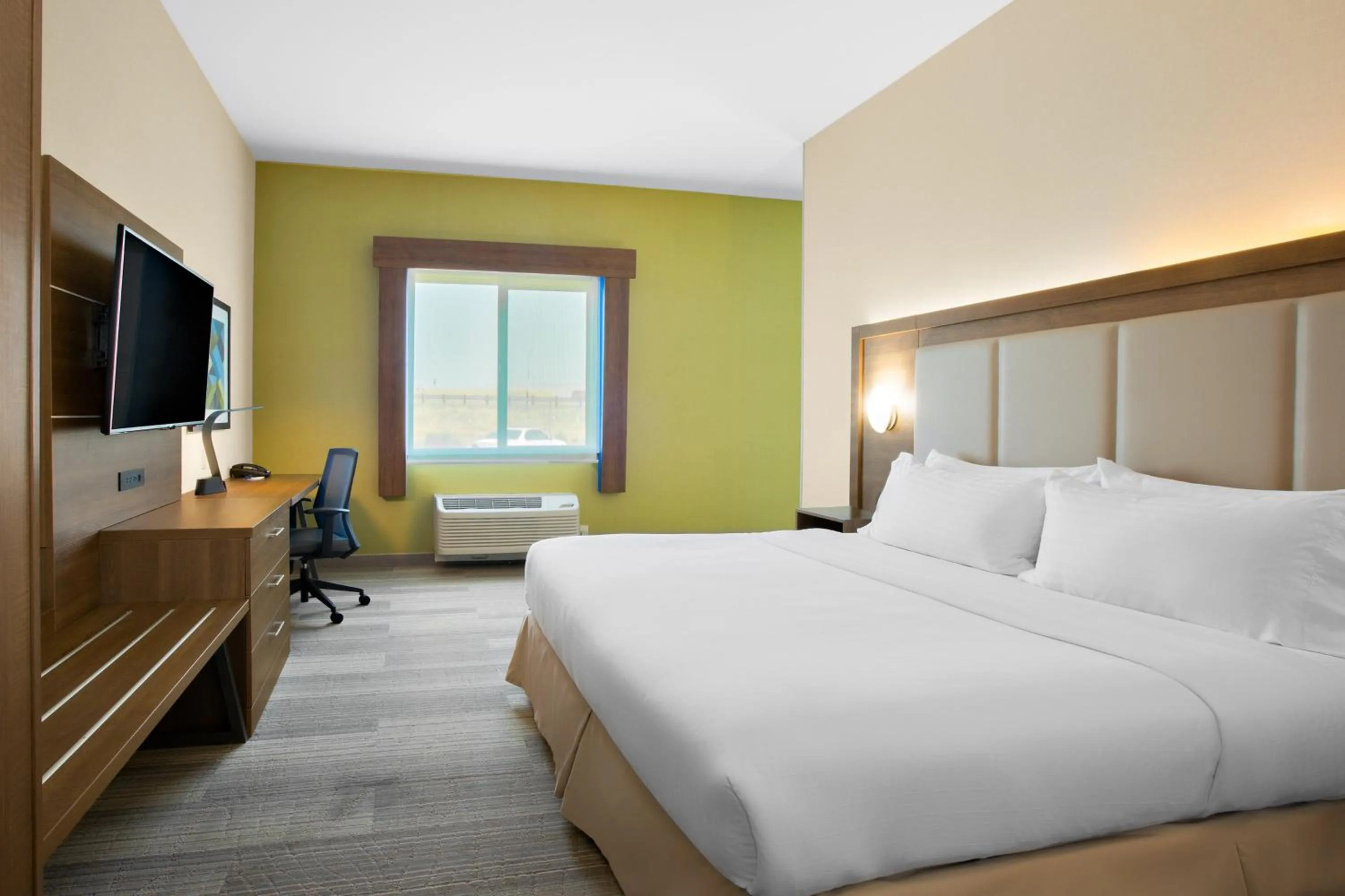 Photo of the whole room, Bed in Holiday Inn Express Hotel & Suites Ontario by IHG