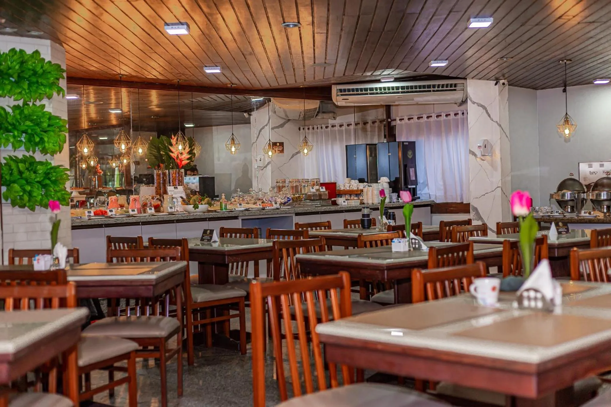 Restaurant/places to eat in Littoral Hotel