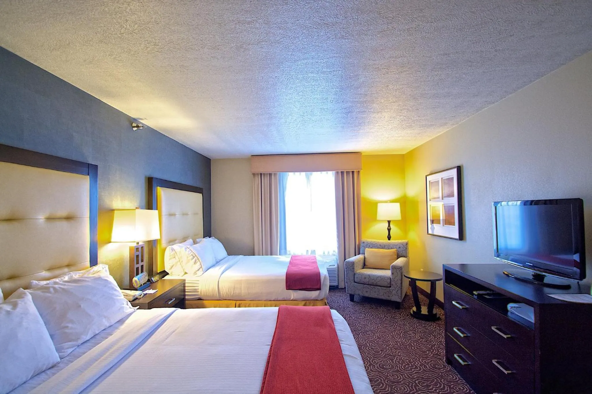 Photo of the whole room, Bed in Holiday Inn Express Ogden by IHG