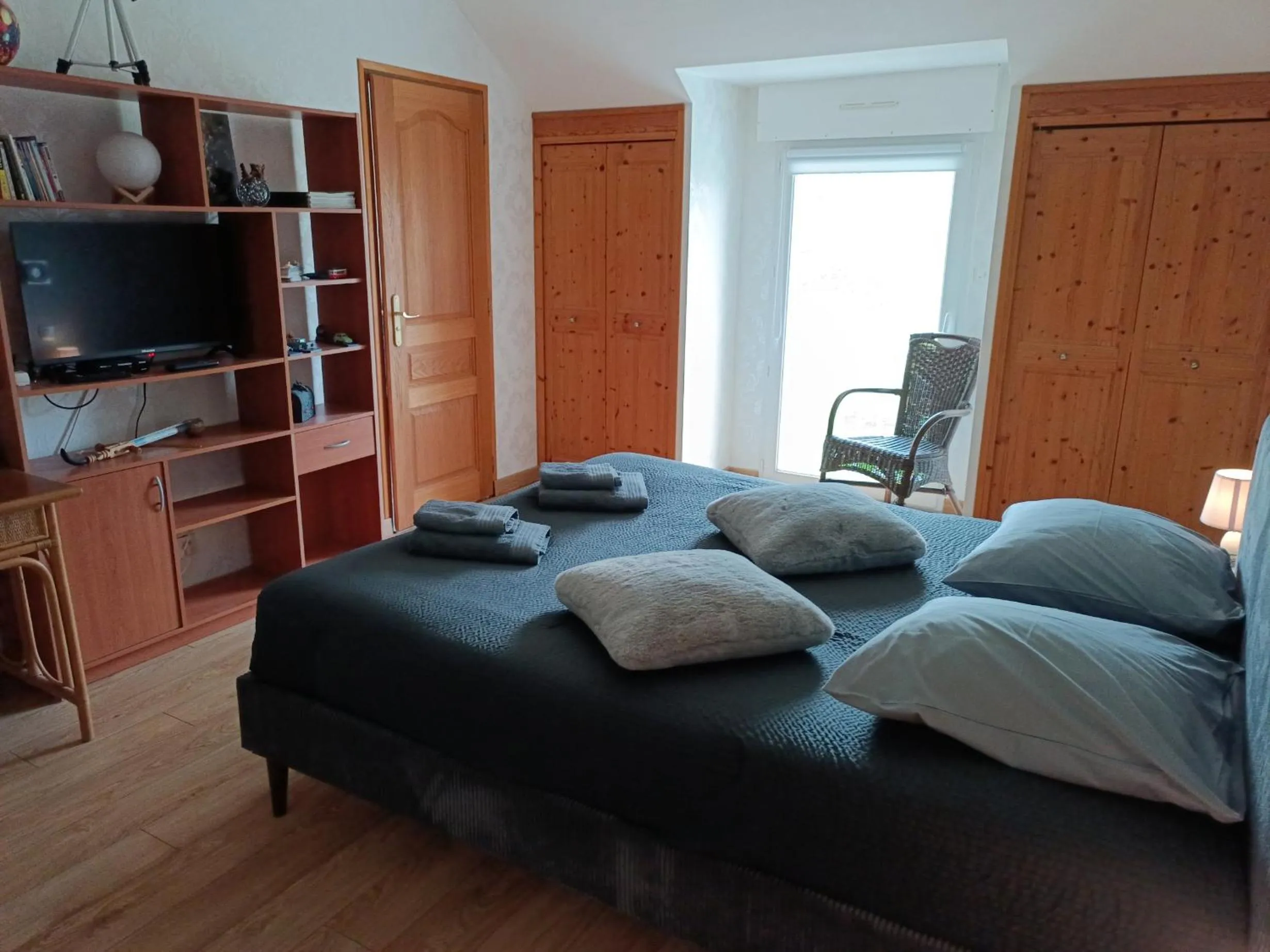 Photo of the whole room, Bed in Cafecouet'Breizh