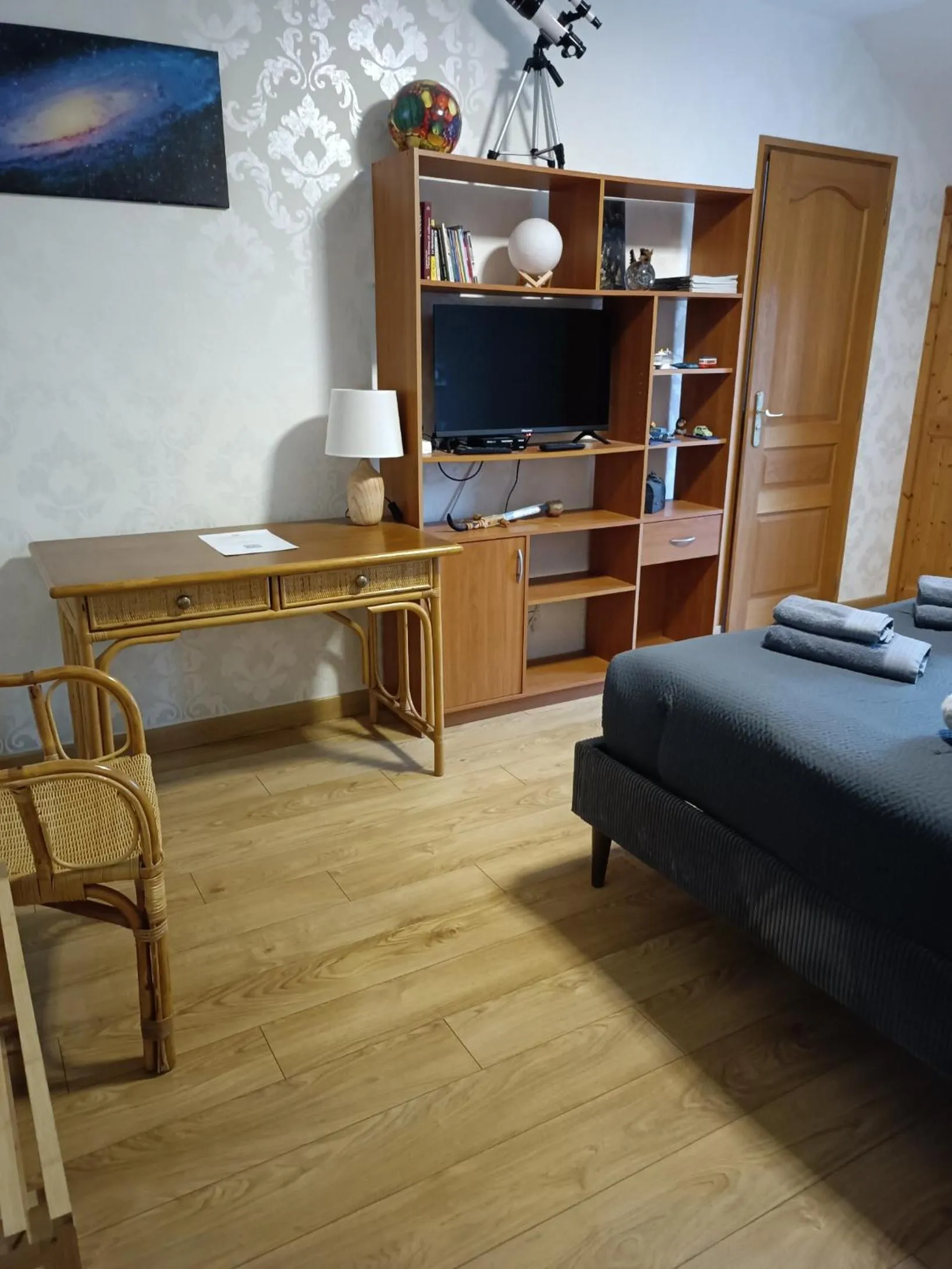 Photo of the whole room, Bed in Cafecouet'Breizh