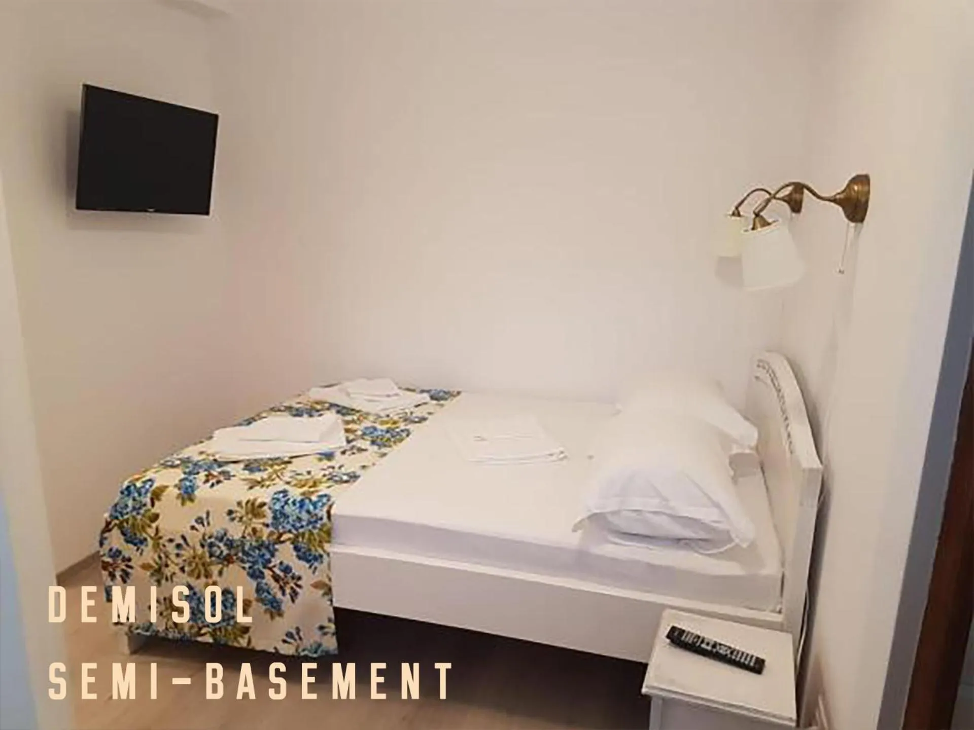 Bed in Pensiunea Geostar