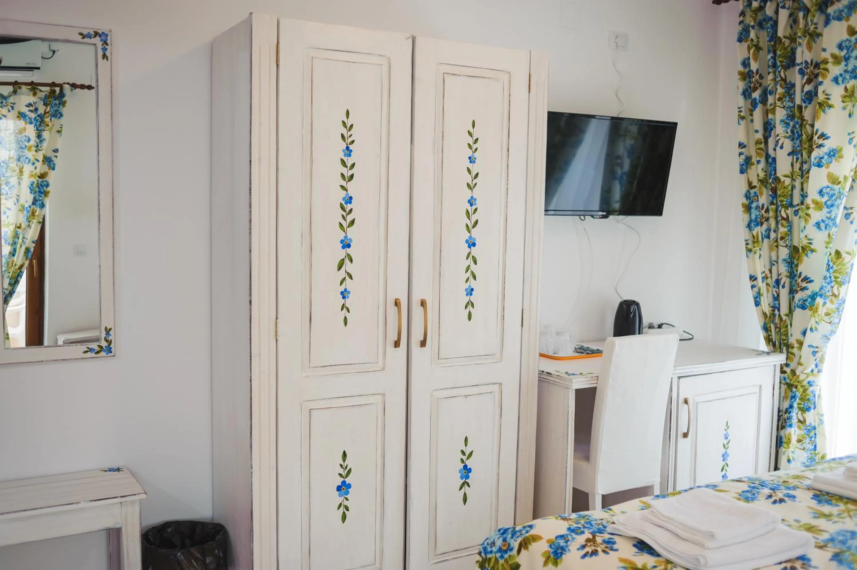 Bed in Pensiunea Geostar