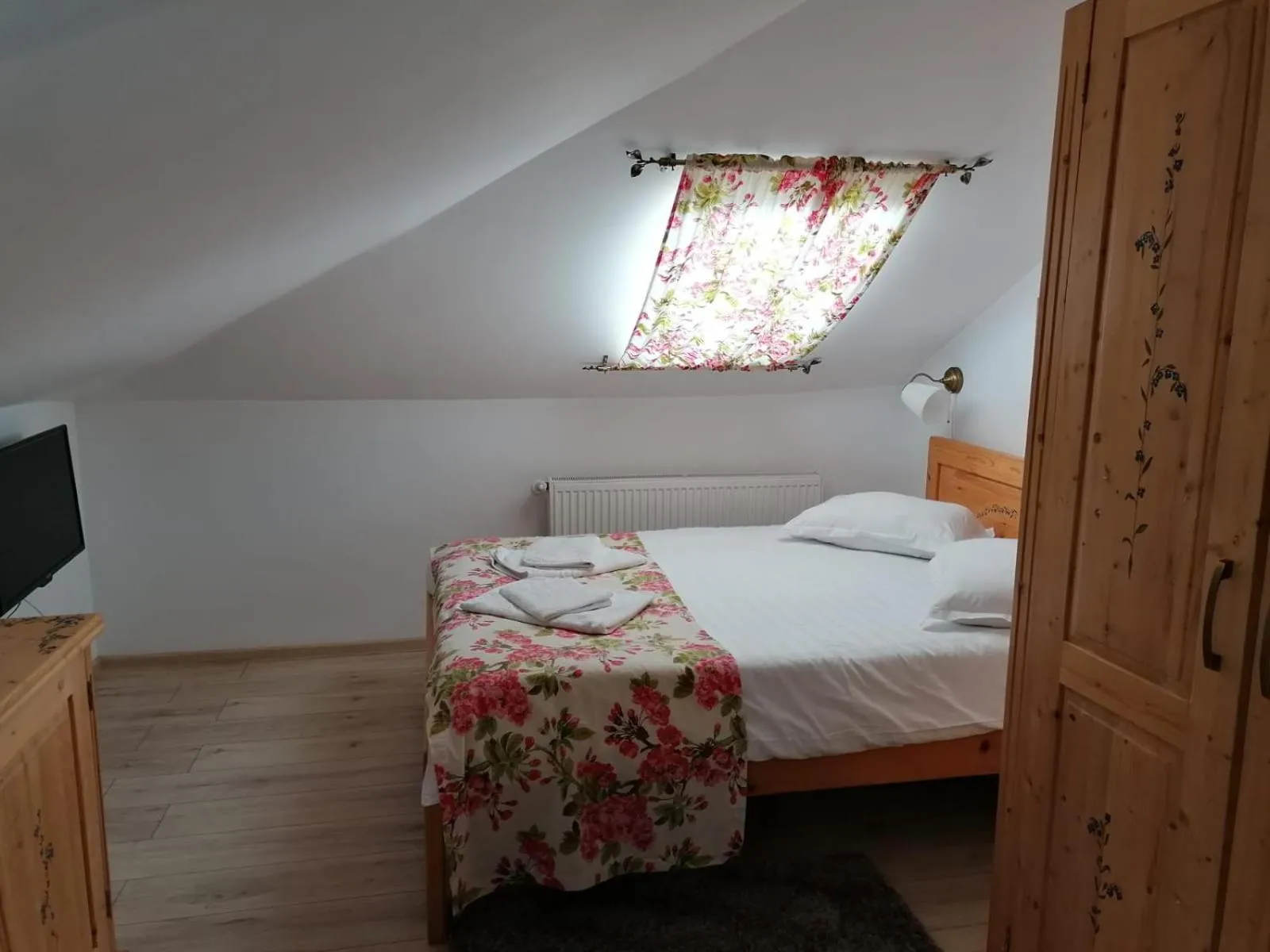 Bed in Pensiunea Geostar