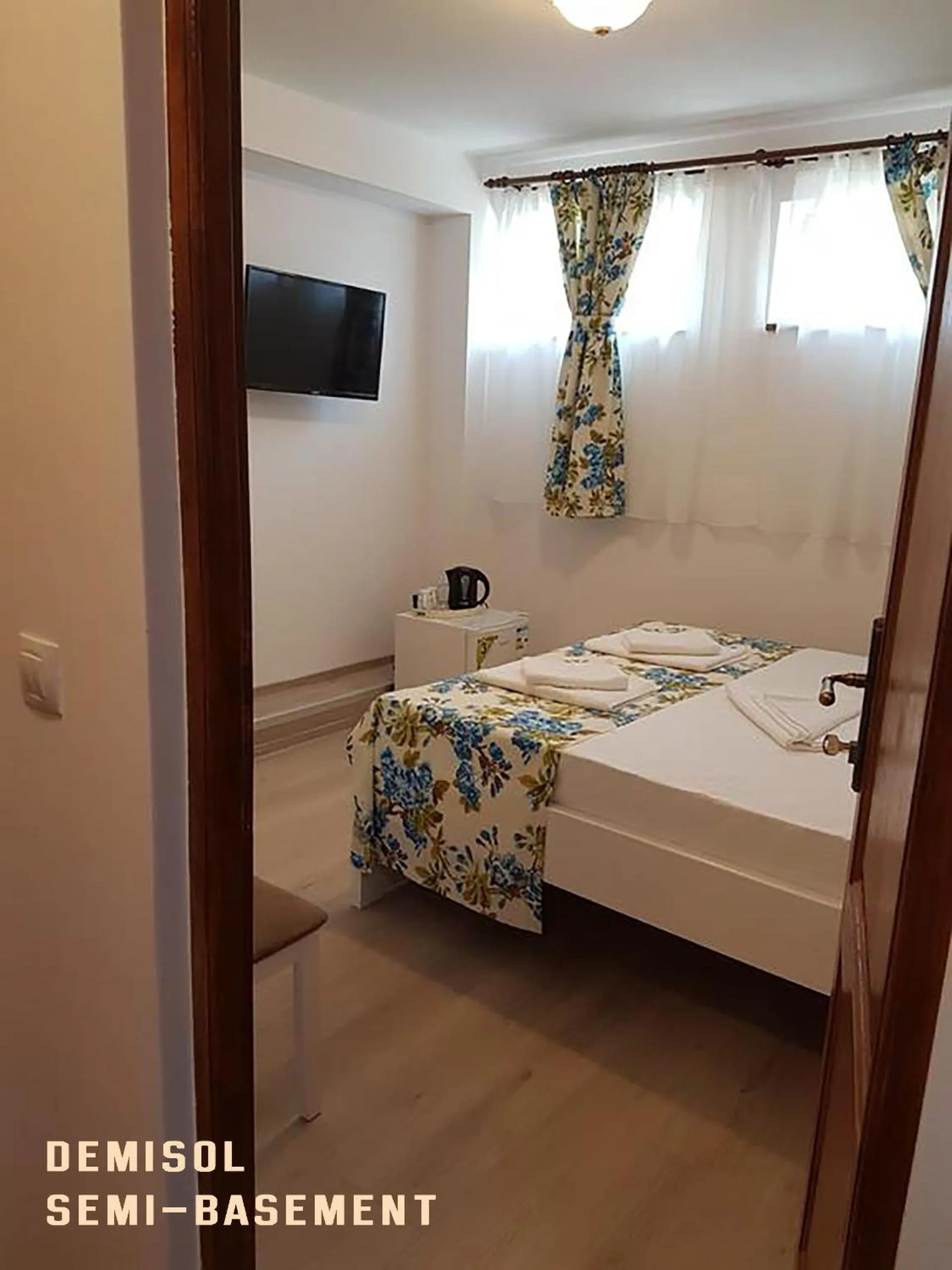 Bed in Pensiunea Geostar