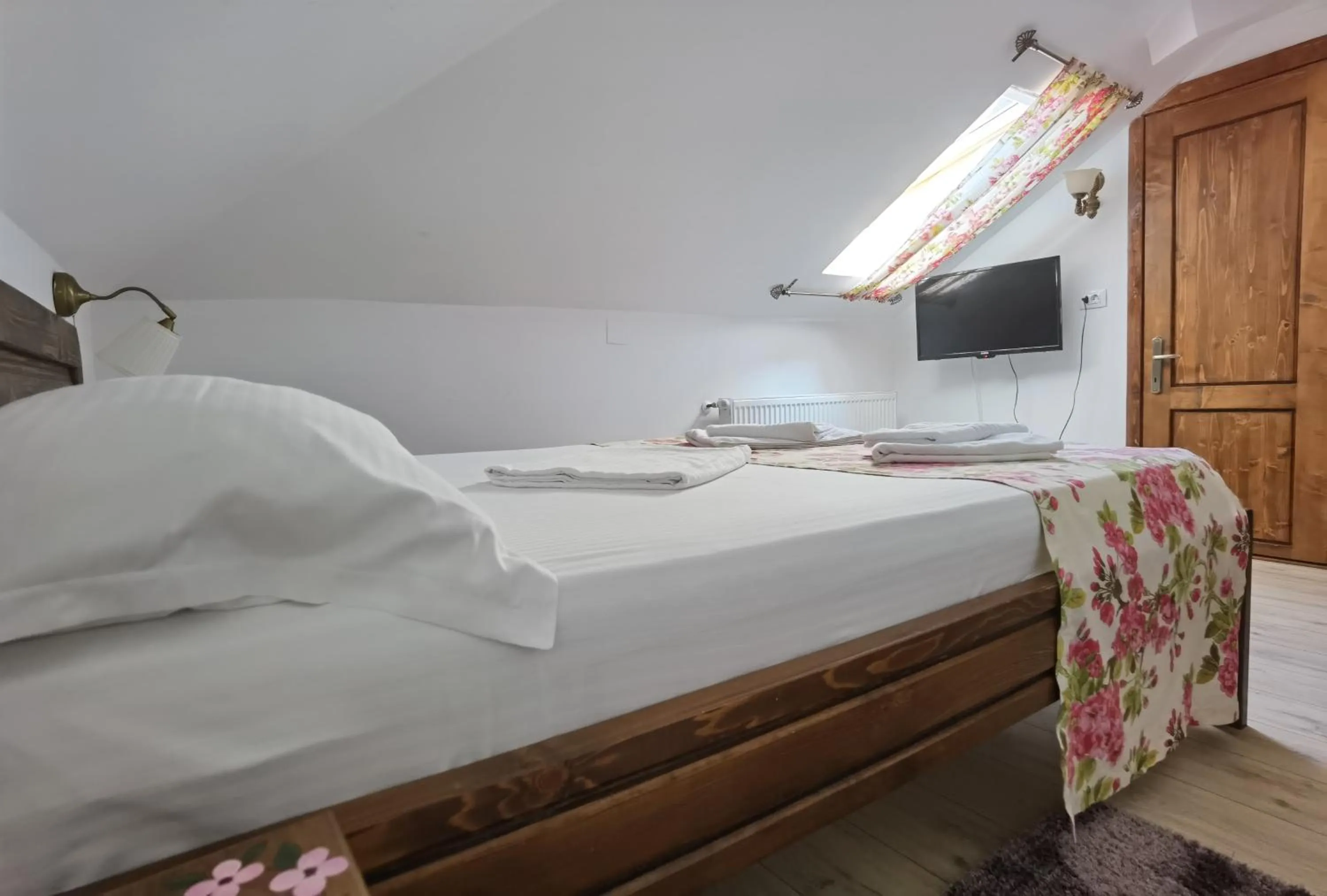 Bed in Pensiunea Geostar