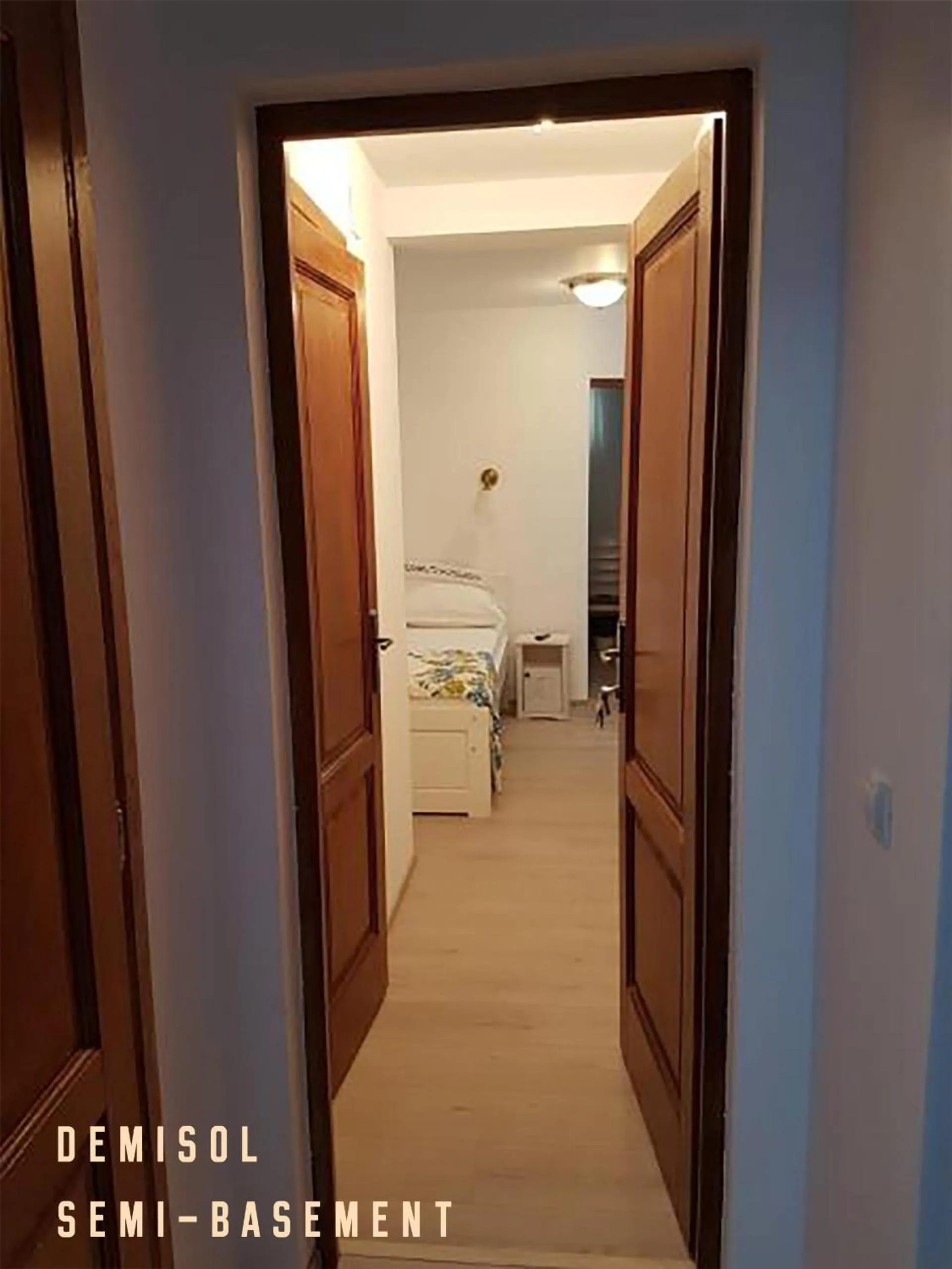 Bed in Pensiunea Geostar