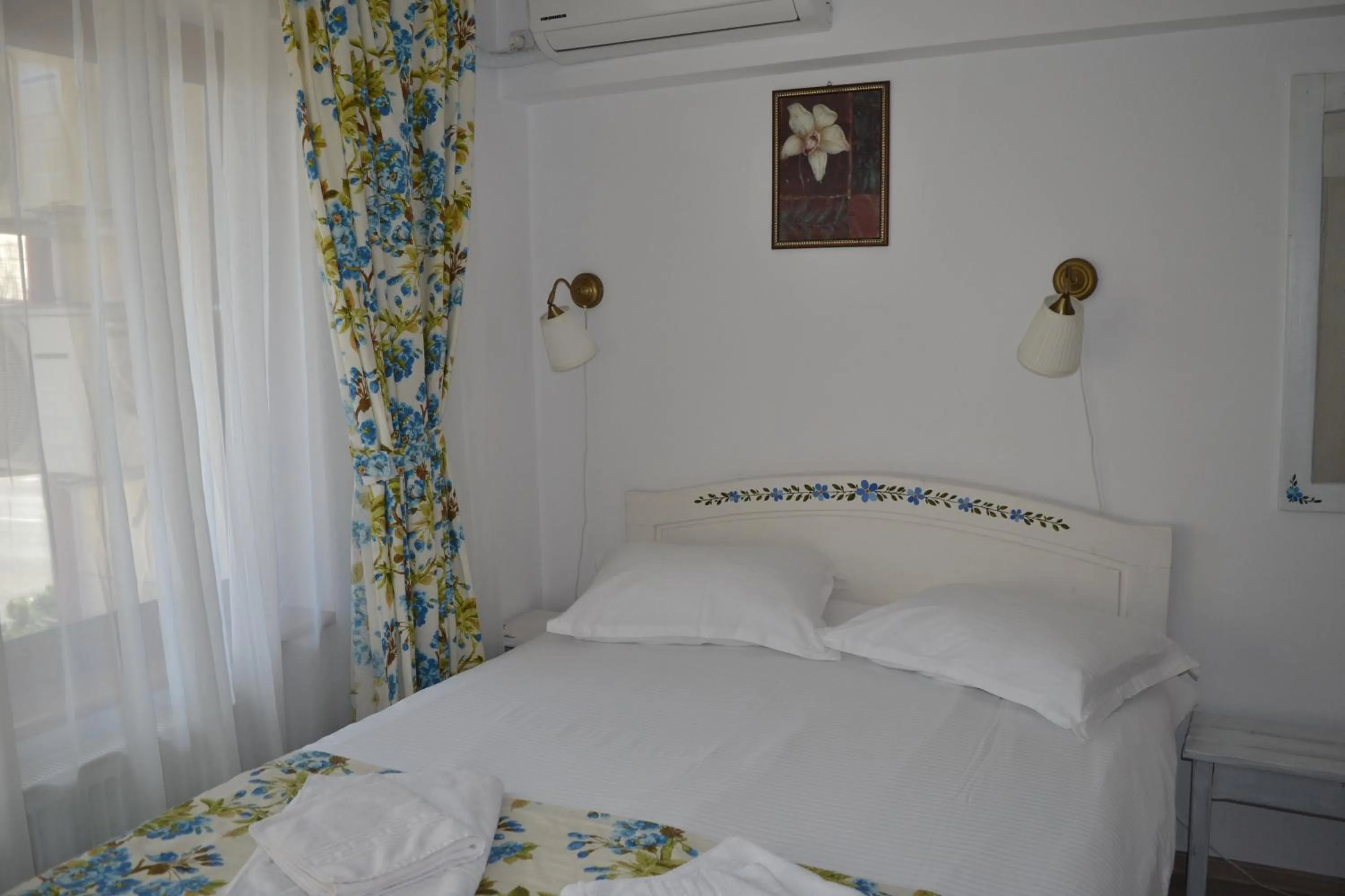 Bed in Pensiunea Geostar