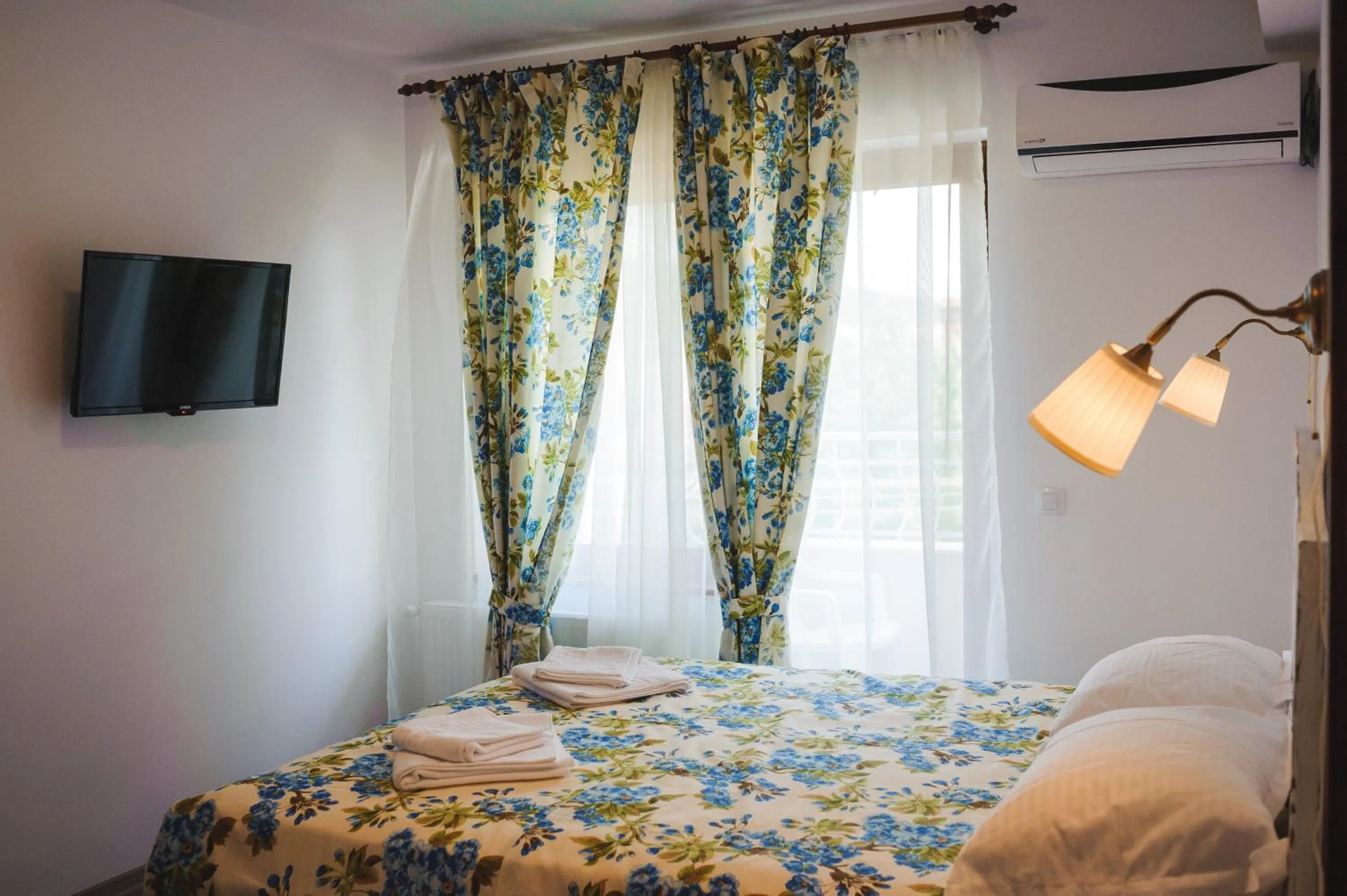 Bed in Pensiunea Geostar