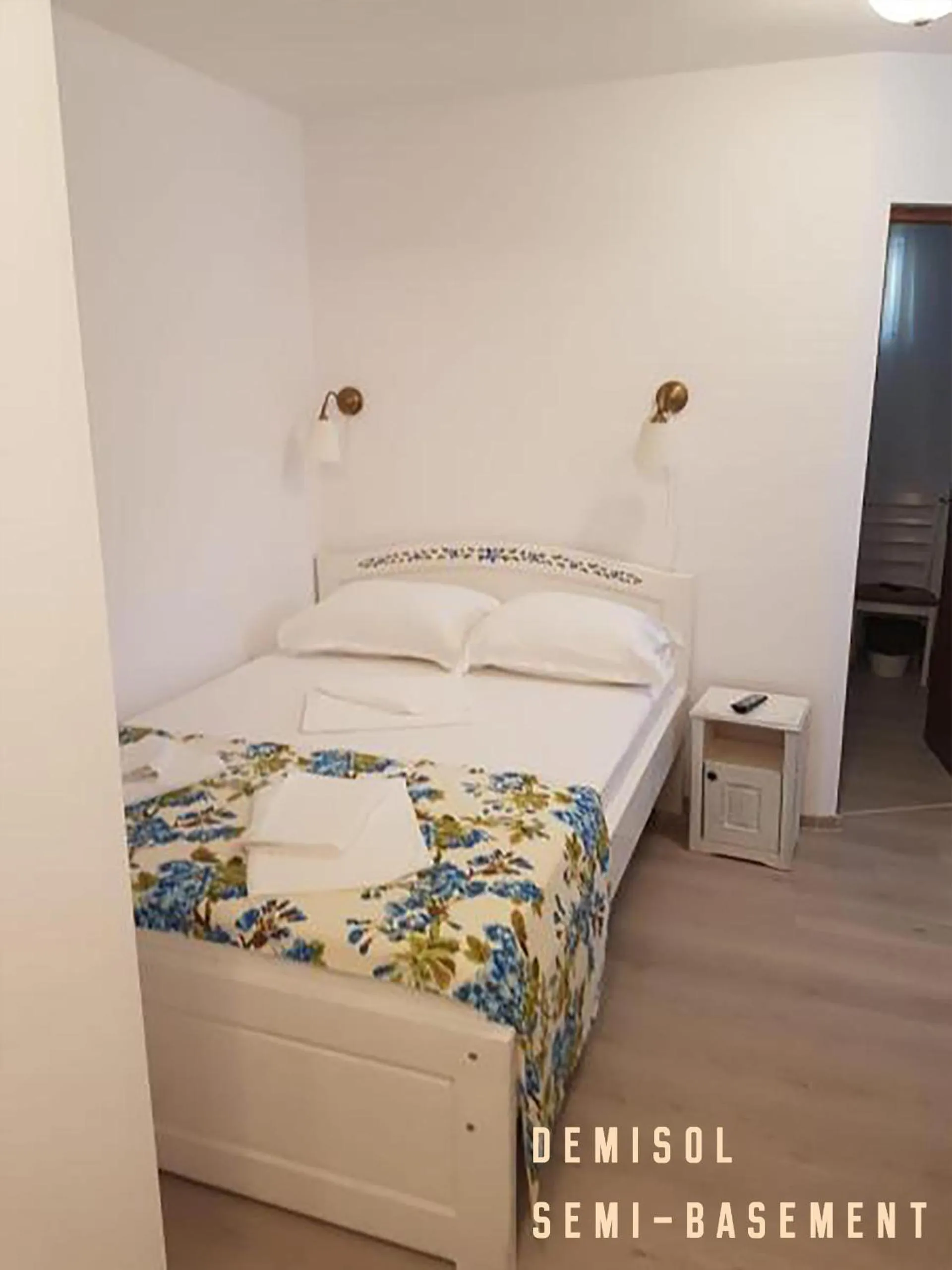 Bed in Pensiunea Geostar