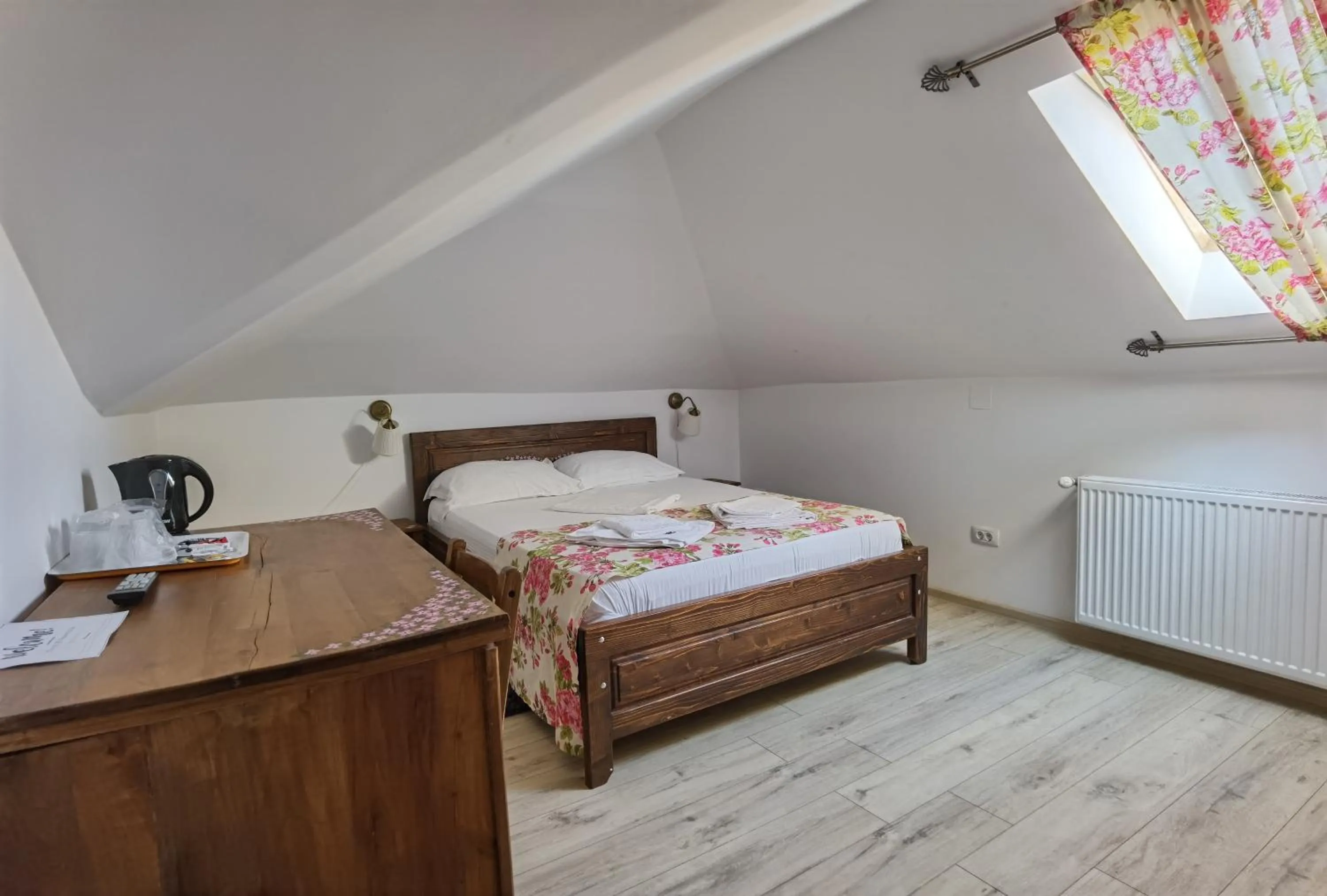 Bed in Pensiunea Geostar