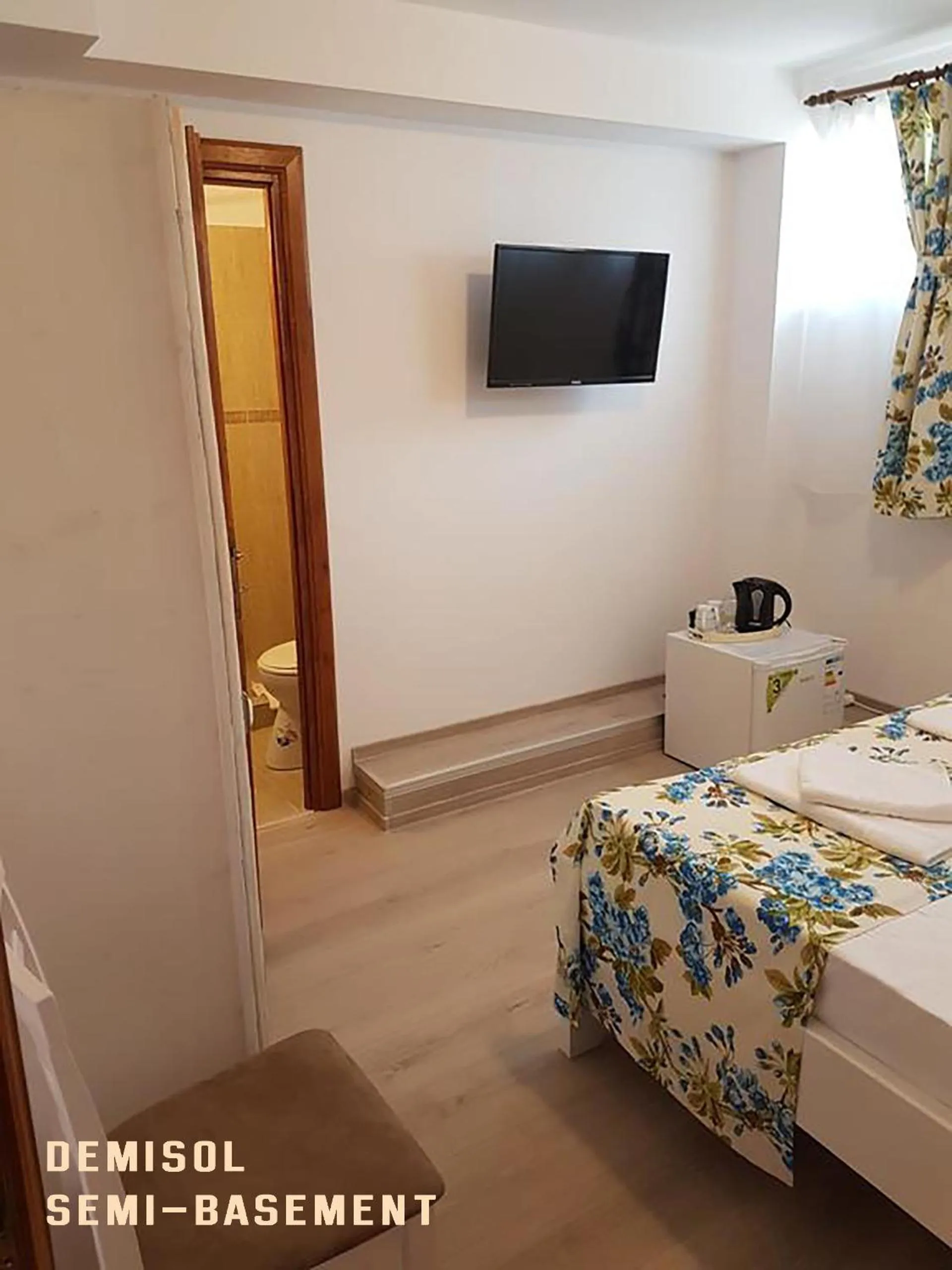 Bed in Pensiunea Geostar