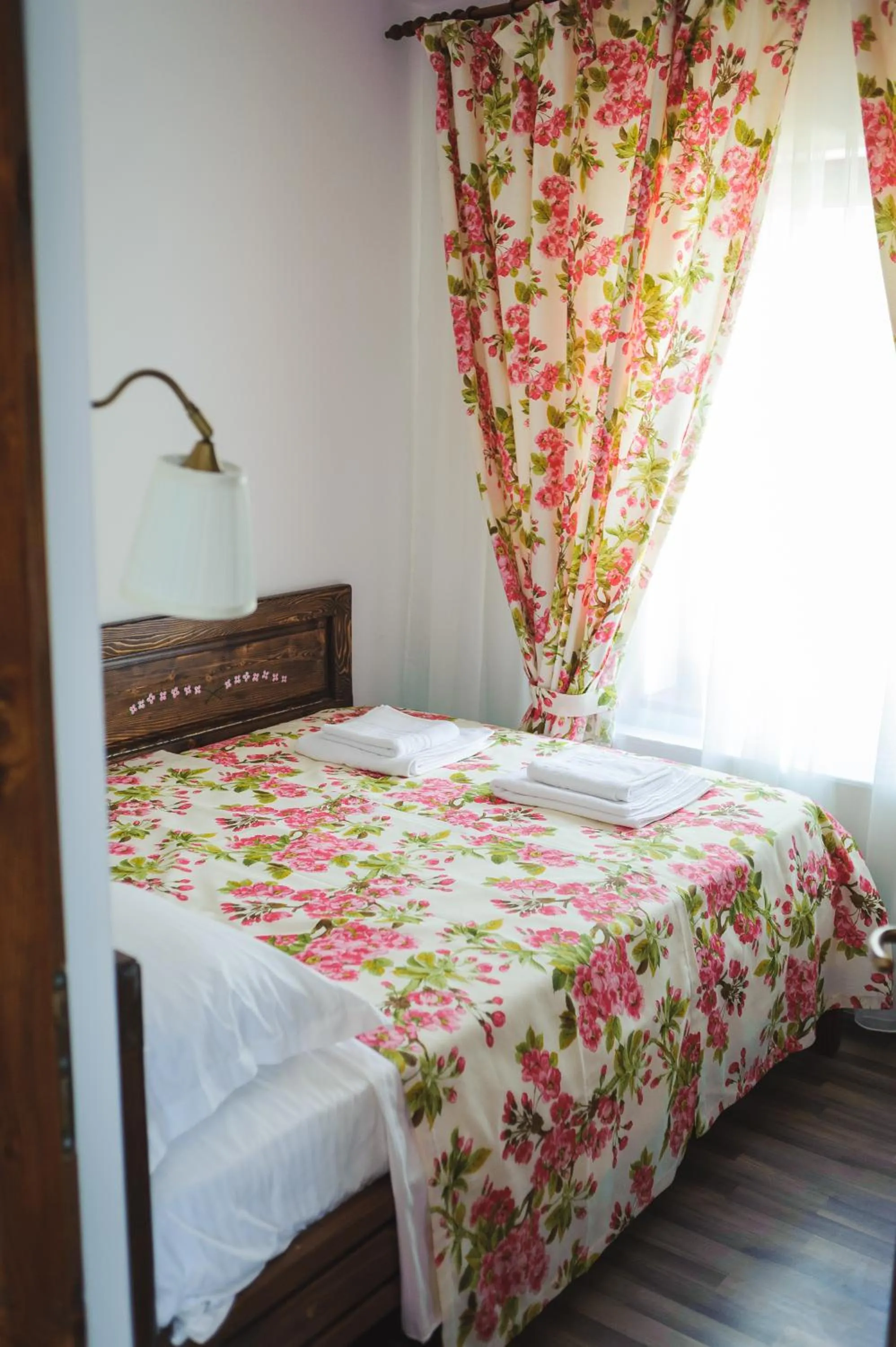 Bed in Pensiunea Geostar