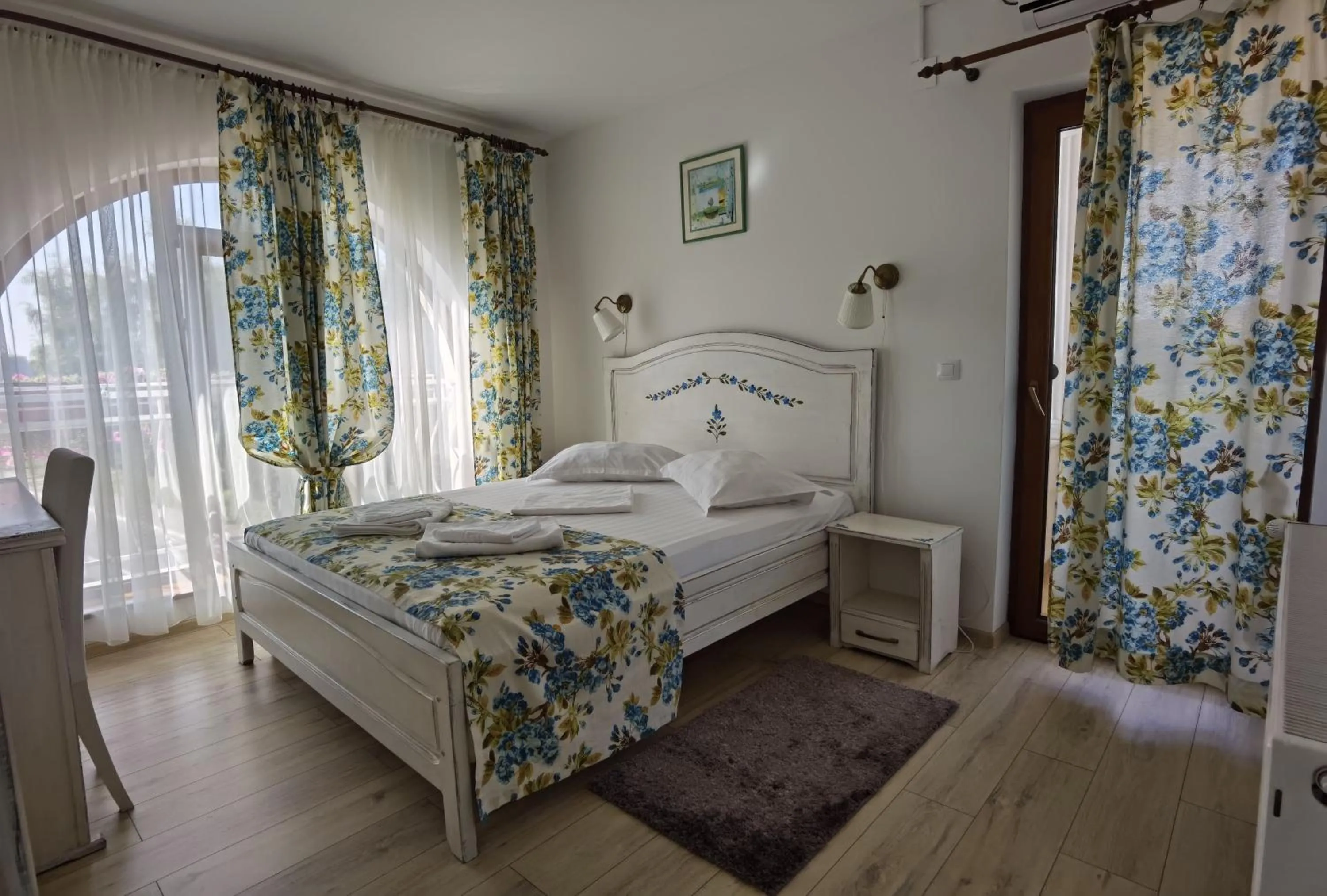 Bed in Pensiunea Geostar