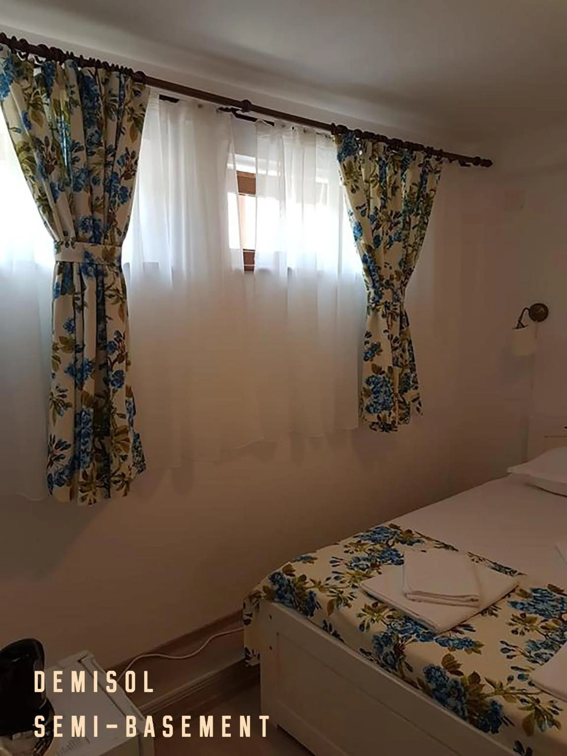 Bed in Pensiunea Geostar