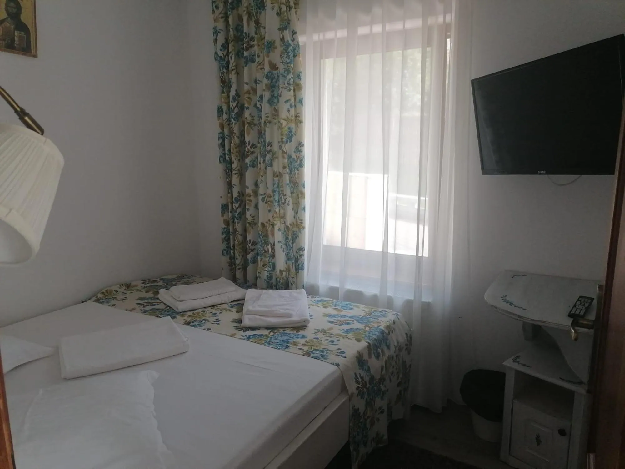 Bed in Pensiunea Geostar