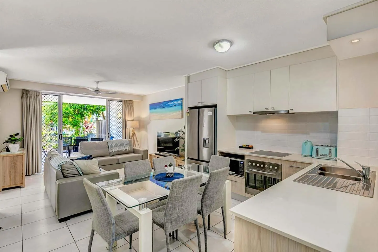 Kitchen or kitchenette in Ramada Encore by Wyndham Whale Cove