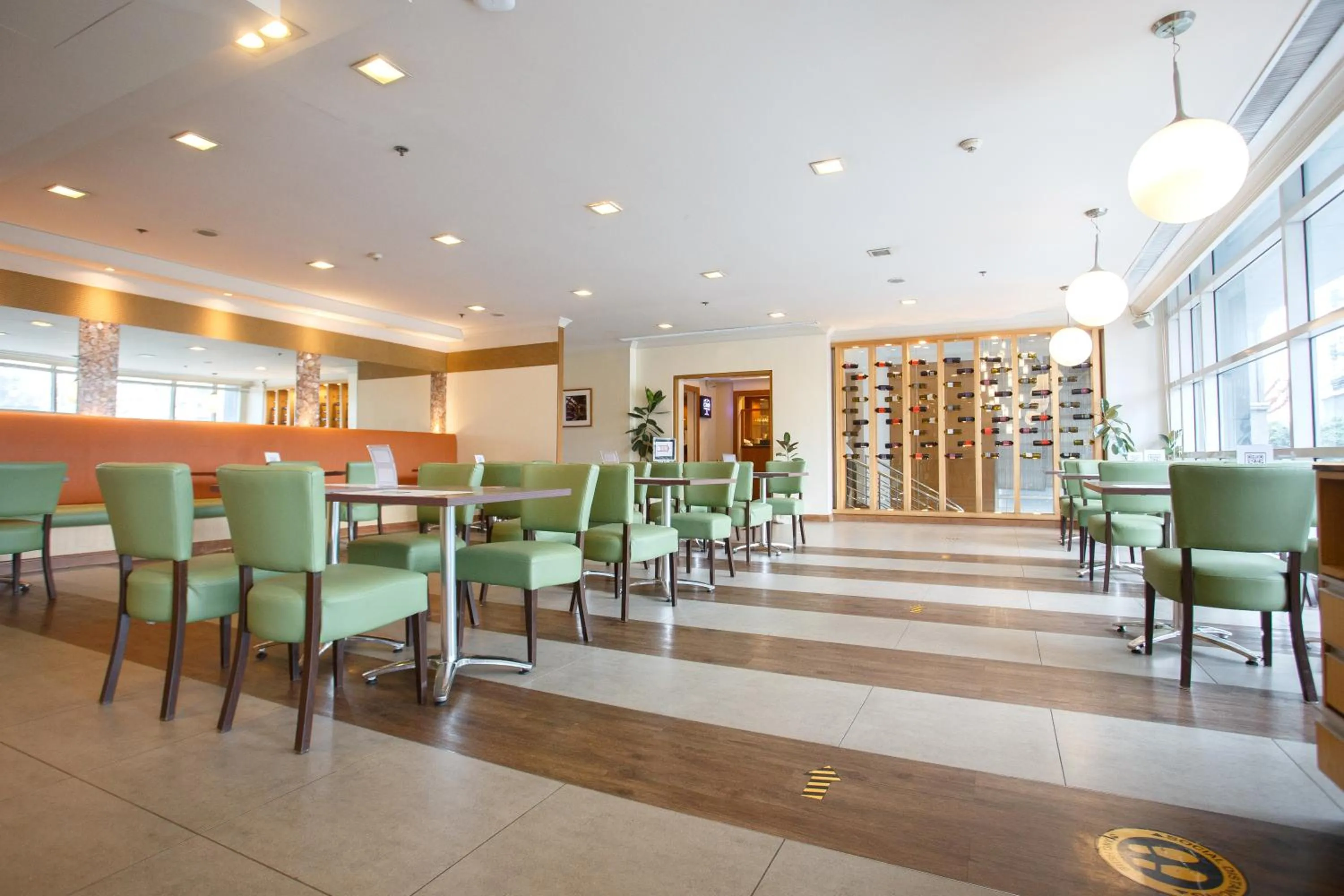 Restaurant/places to eat in The Linden Suites