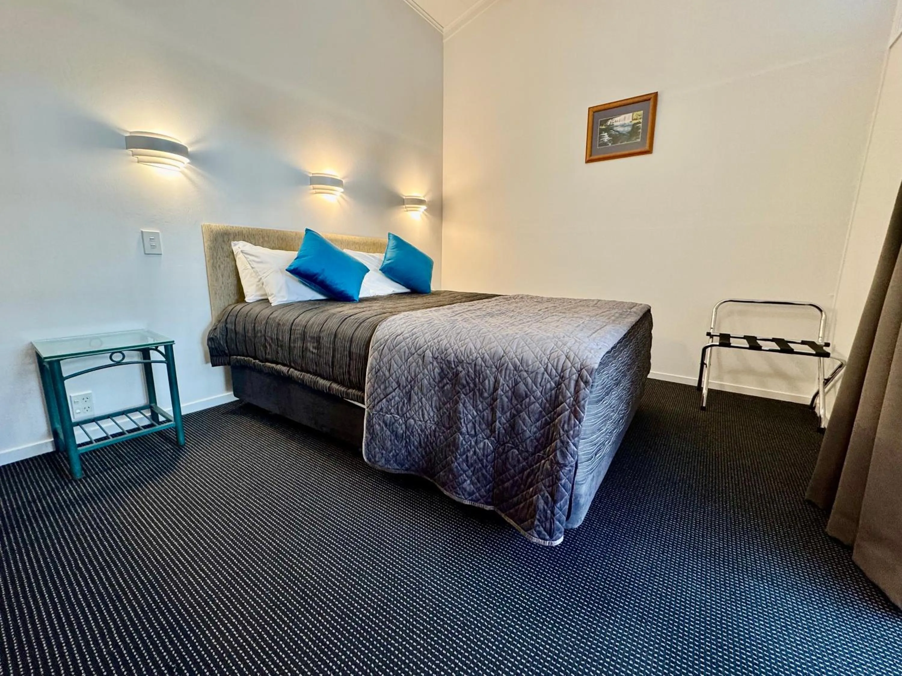 Bedroom, Bed in Teal Motor Lodge