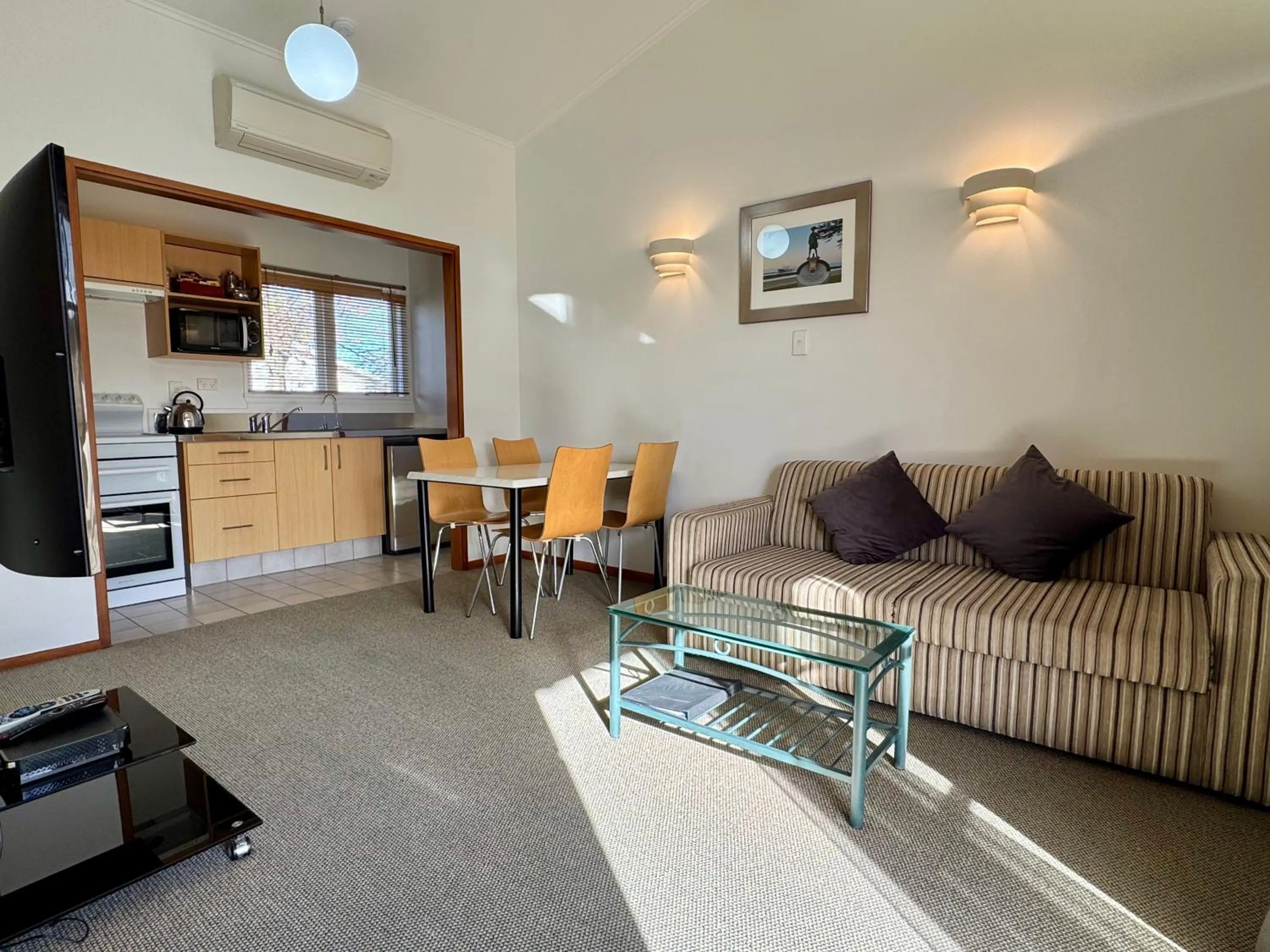 Kitchen or kitchenette in Teal Motor Lodge