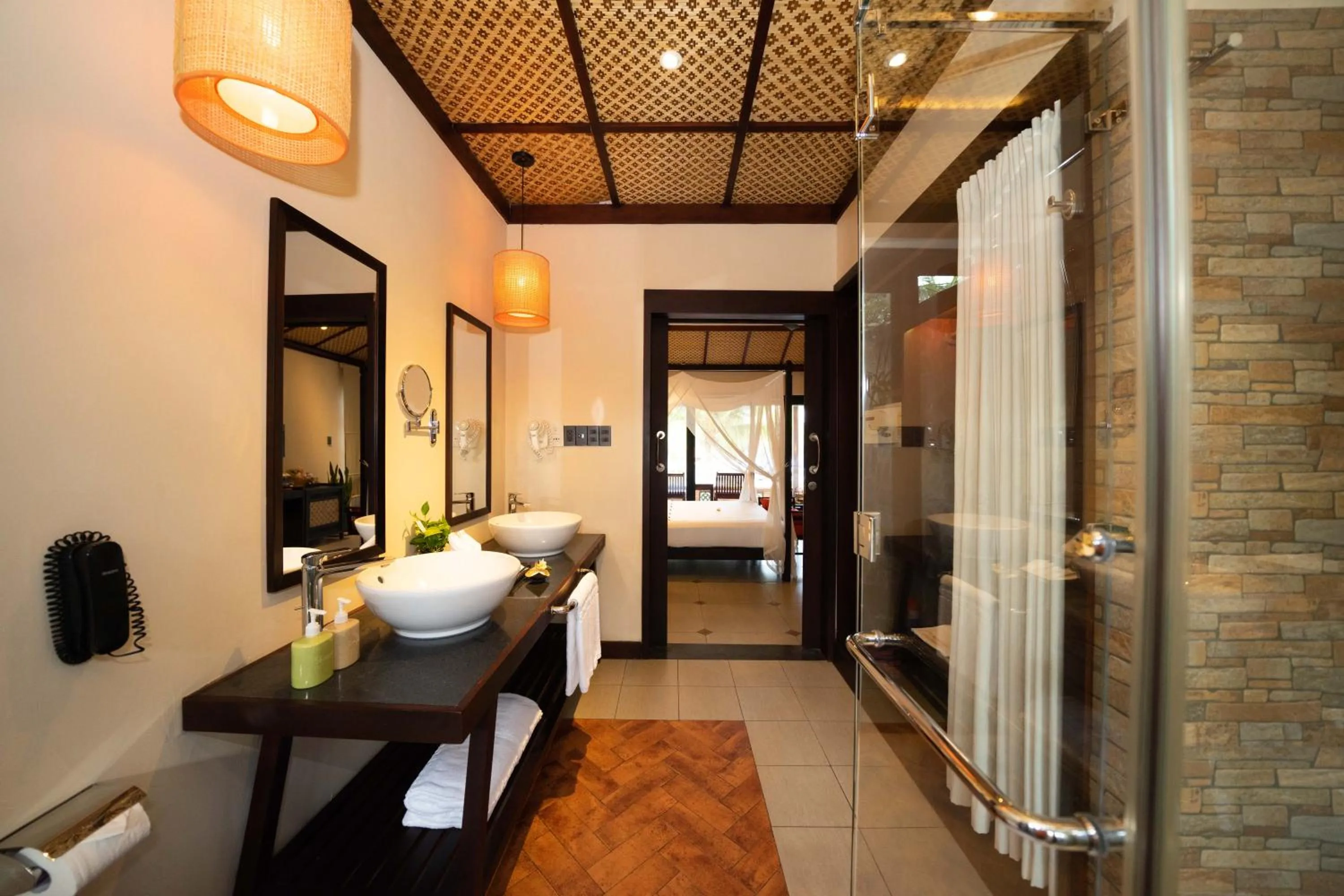 Bathroom, Bed in Pandanus Resort