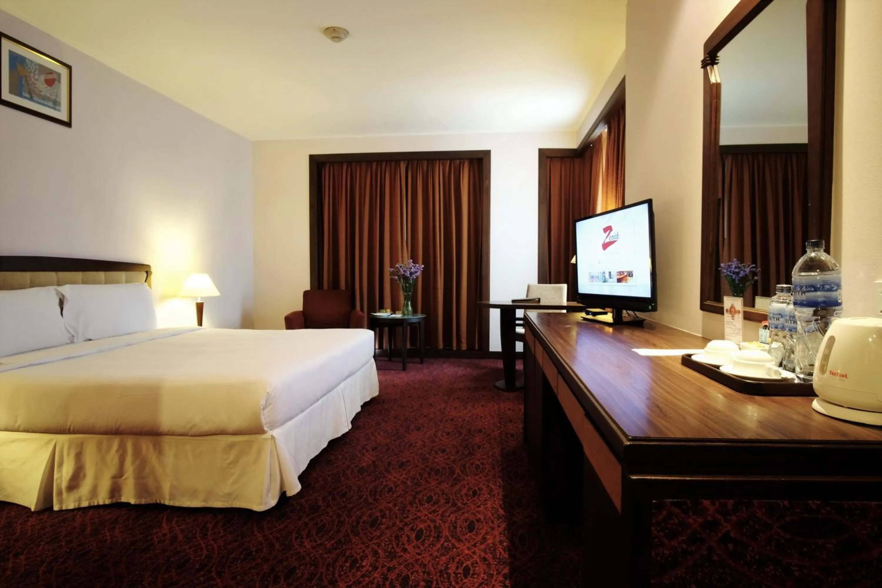 Bedroom, Bed in Zenith Sukhumvit Hotel, Bangkok