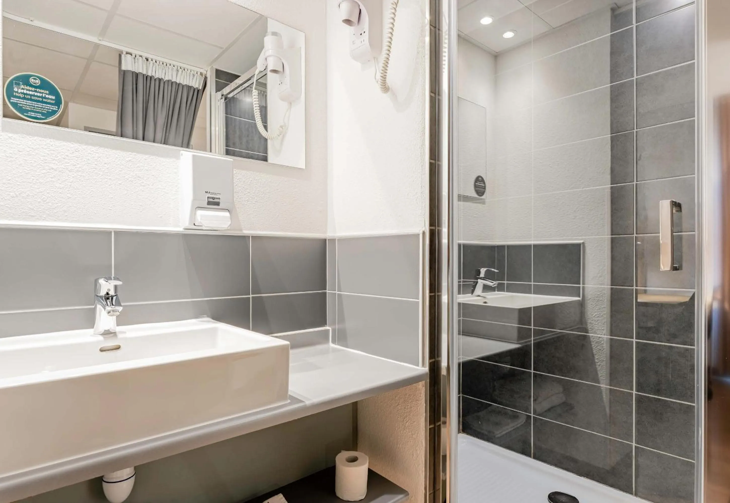 Bathroom in B&B HOTEL Béthune Bruay-la-Buissière