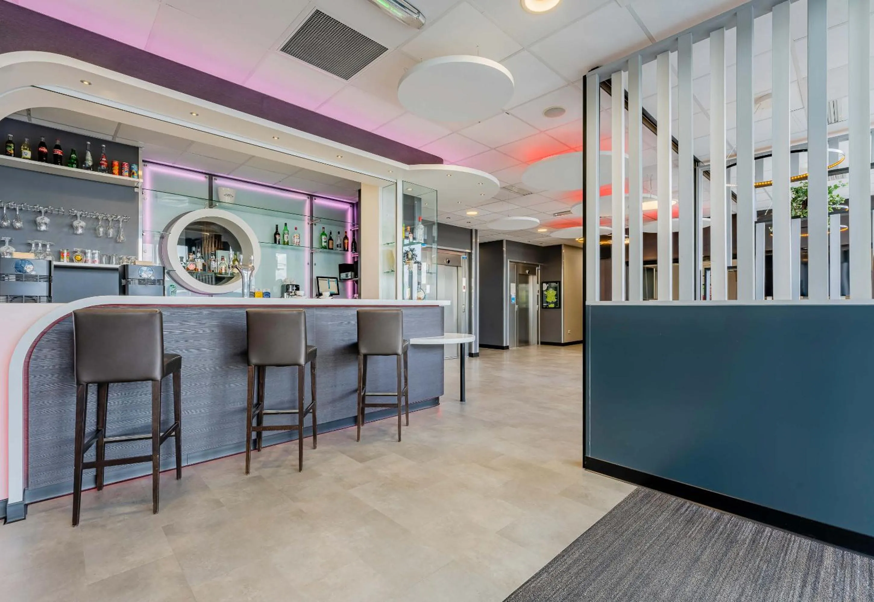 Lounge or bar in B&B HOTEL Béthune Bruay-la-Buissière