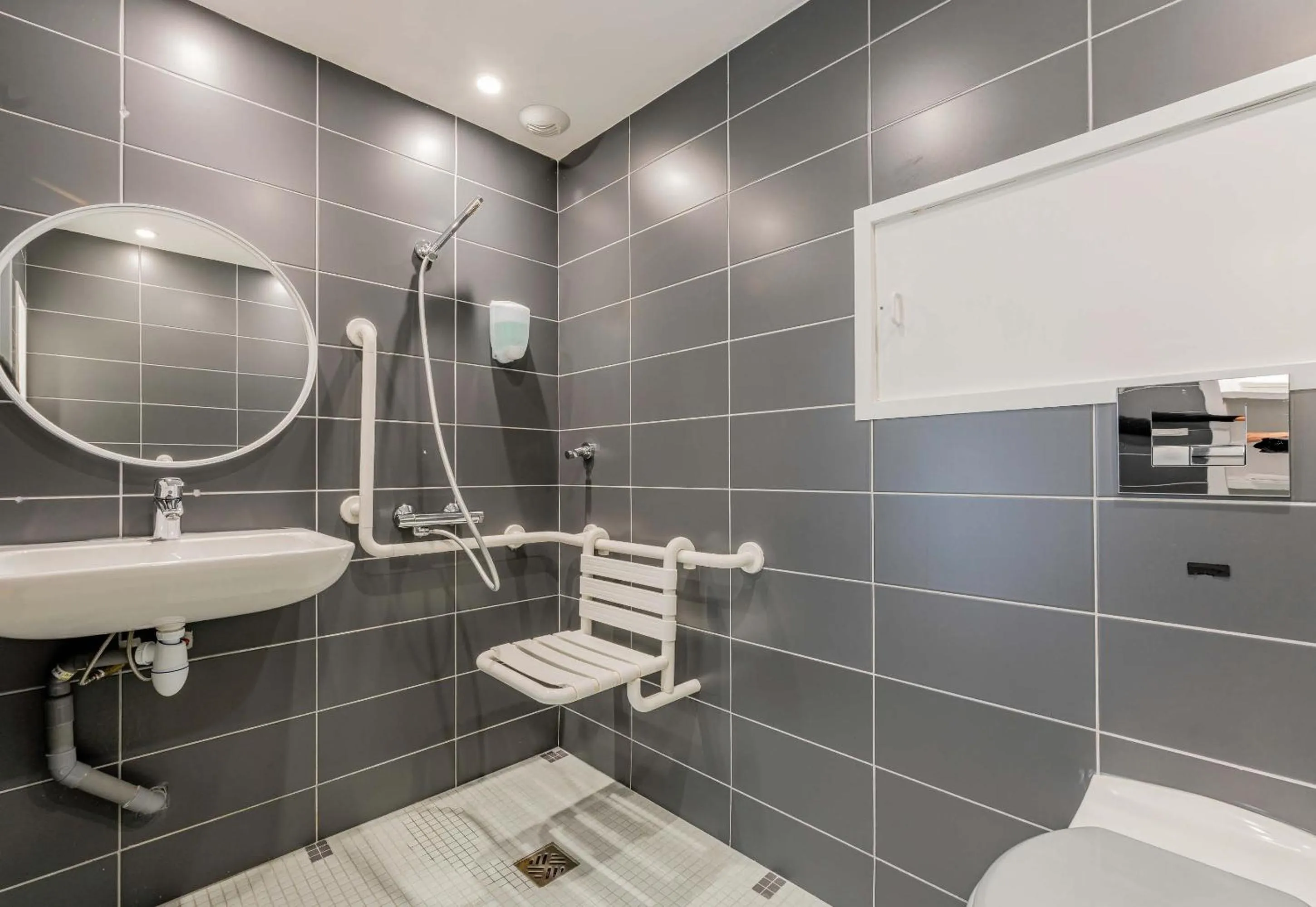 Bathroom in B&B HOTEL Béthune Bruay-la-Buissière