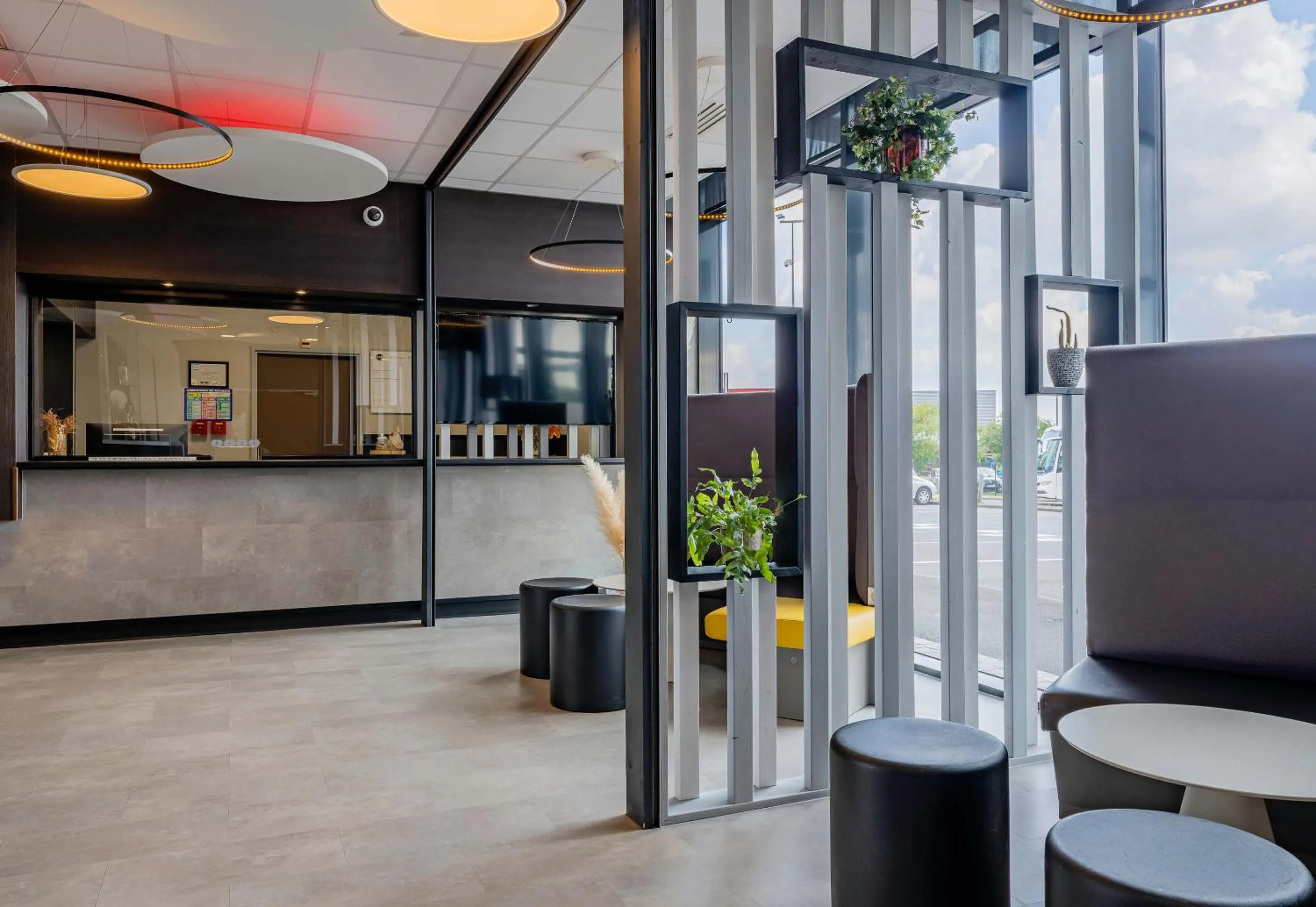 Lobby or reception in B&B HOTEL Béthune Bruay-la-Buissière