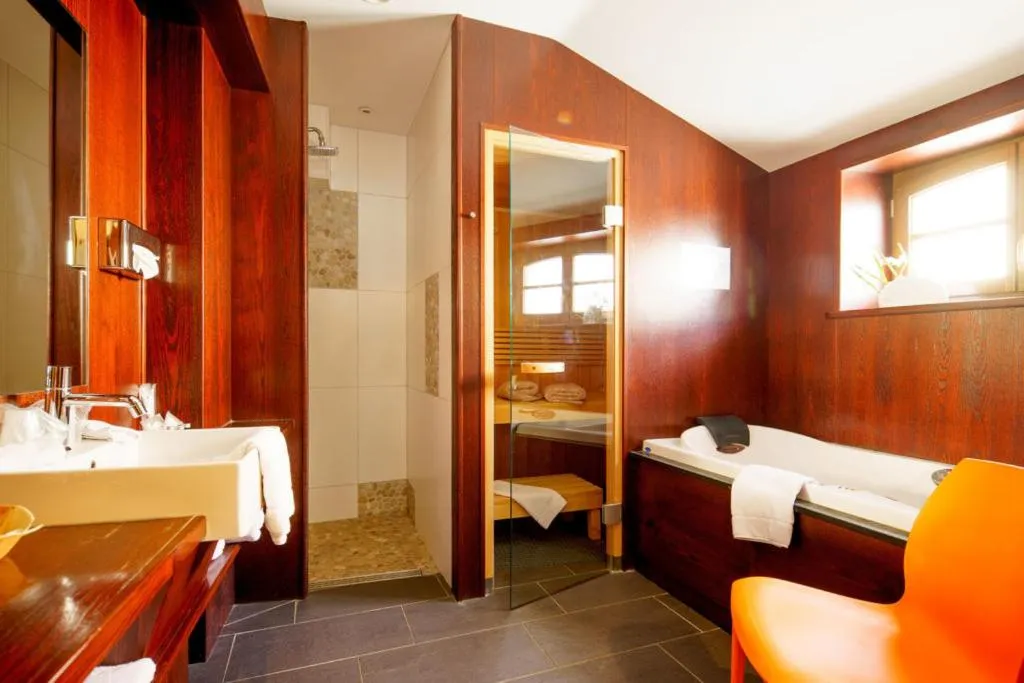 Bathroom, Bed in Hotel - Restaurant Le Cerf & Spa
