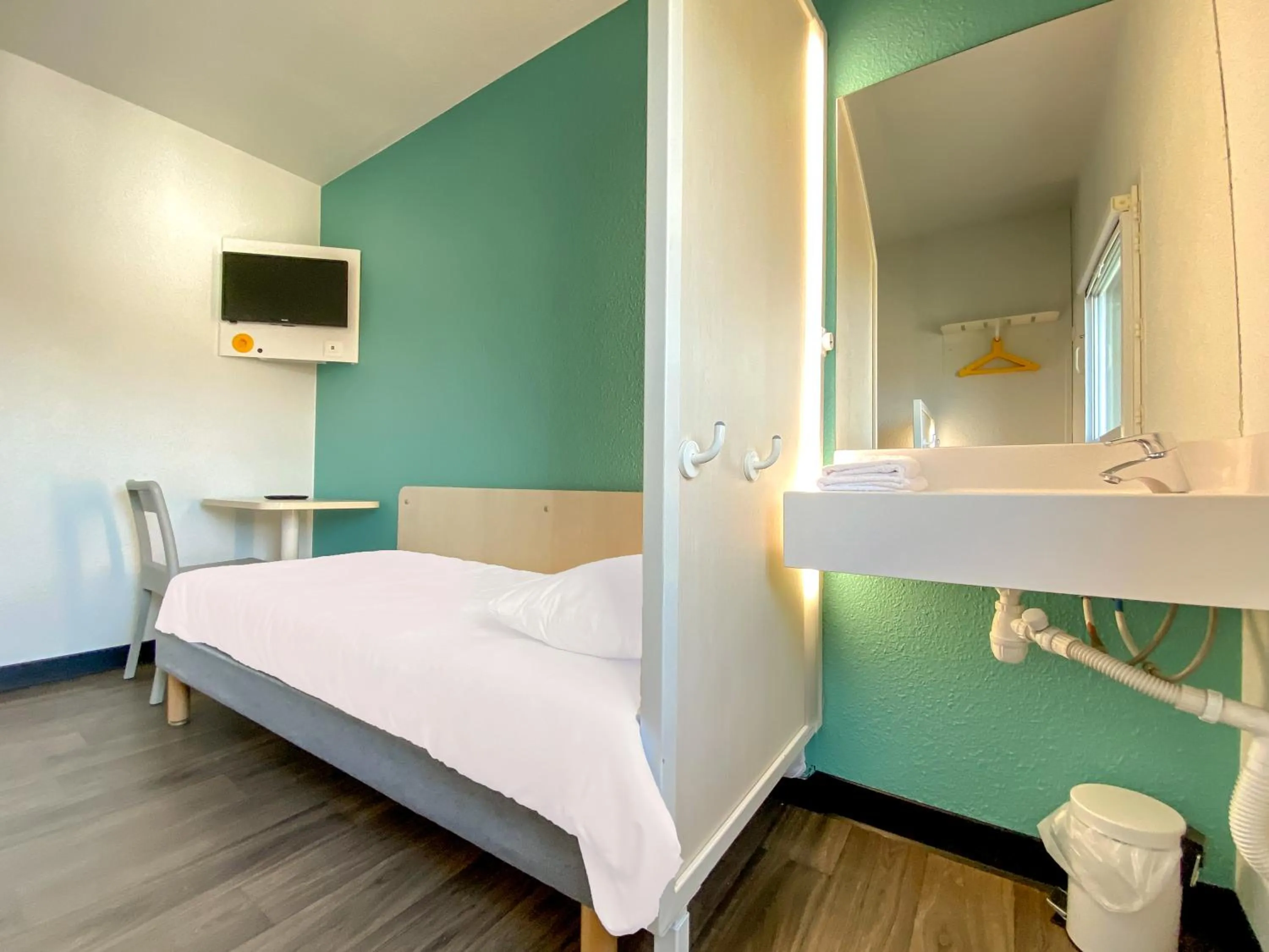 TV and multimedia, Bed in hotelF1 Avranches Baie Du Mont Saint Michel