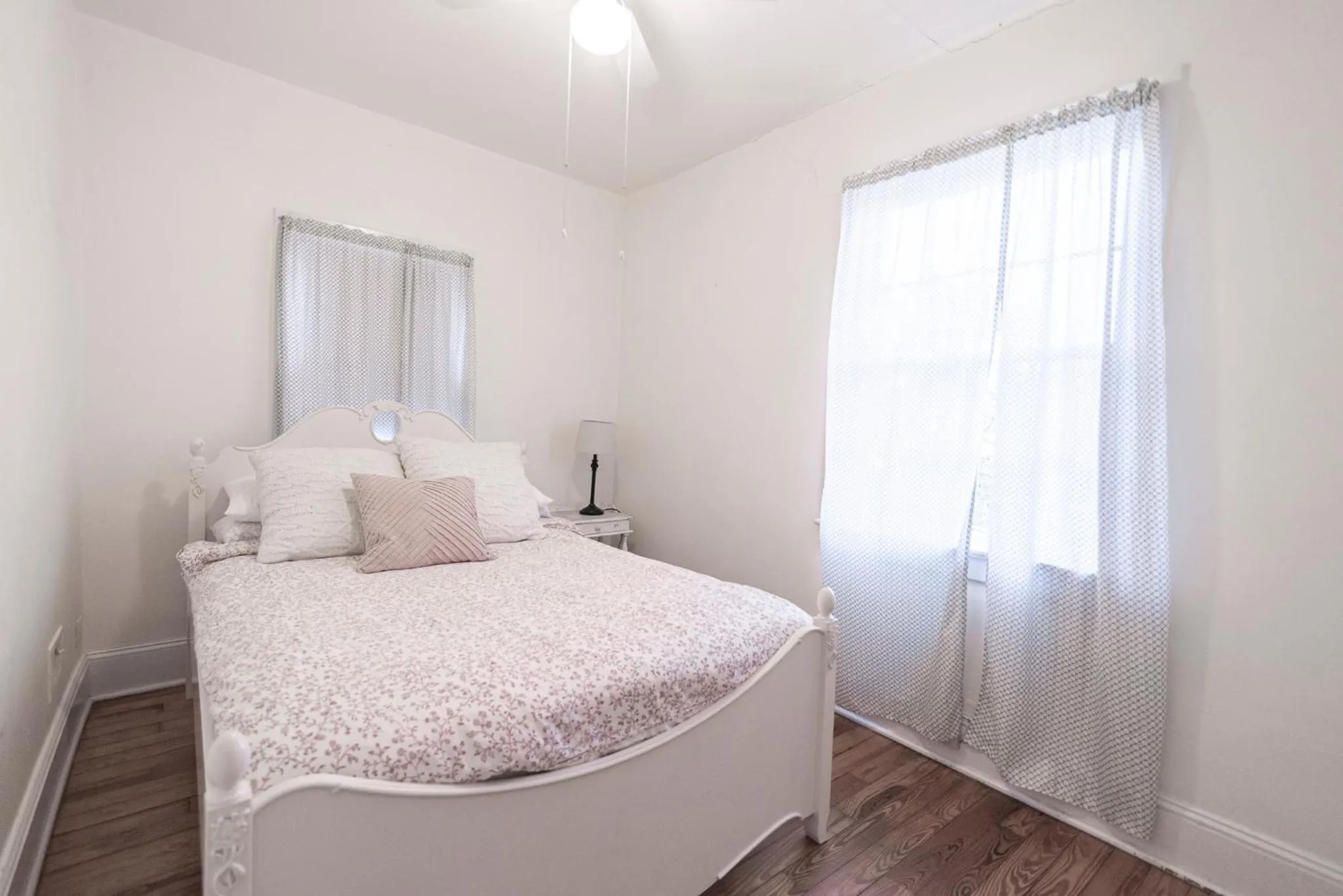 Photo of the whole room, Bed in Riley House