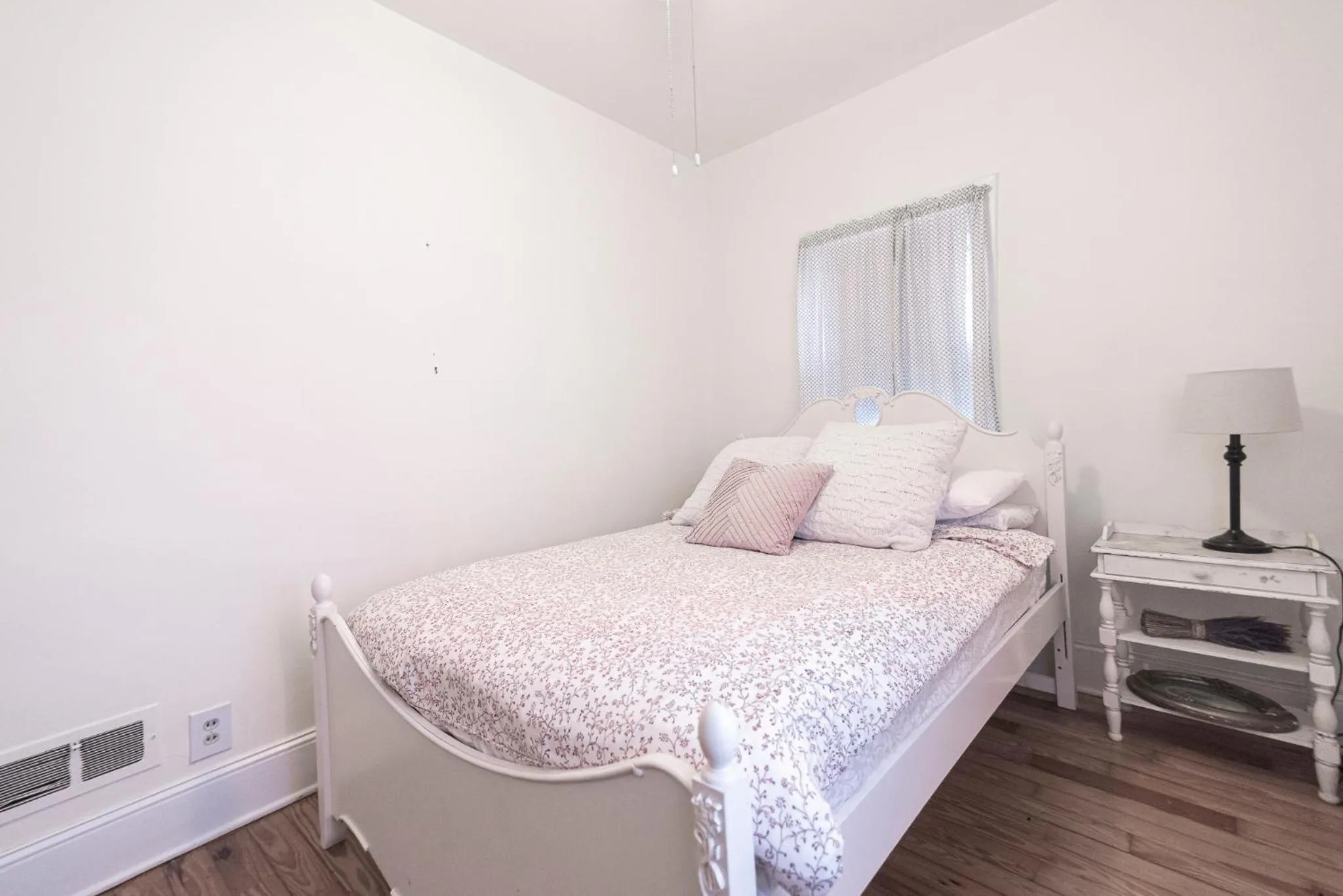 Bedroom, Bed in Riley House