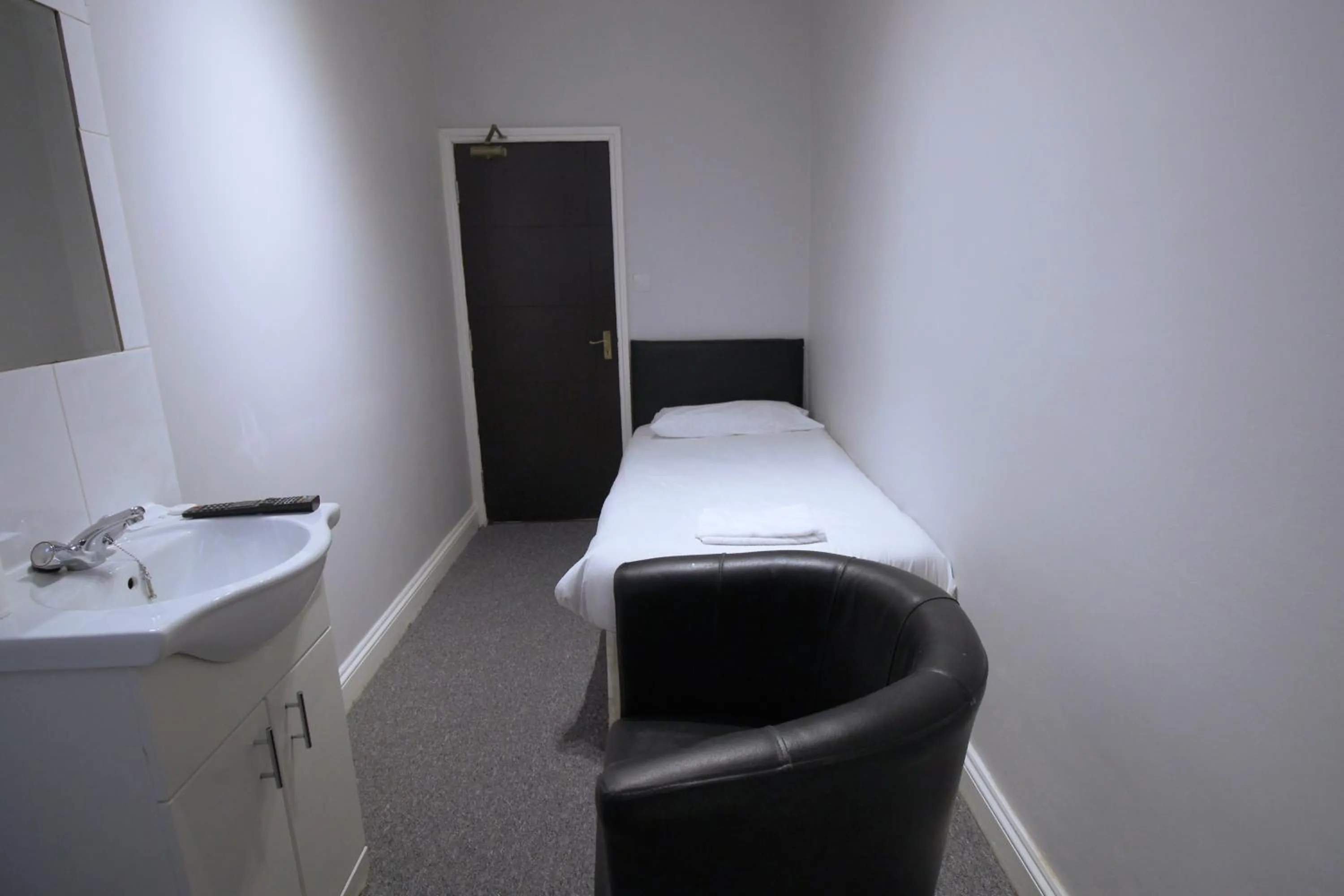 Bedroom, Bathroom in Clock House Hotel - London Croydon