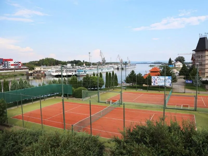 Tennis court in Hotel Peklo