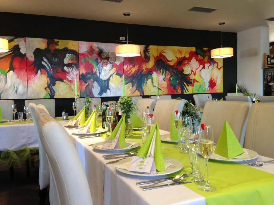 Restaurant/places to eat in Hotel Peklo