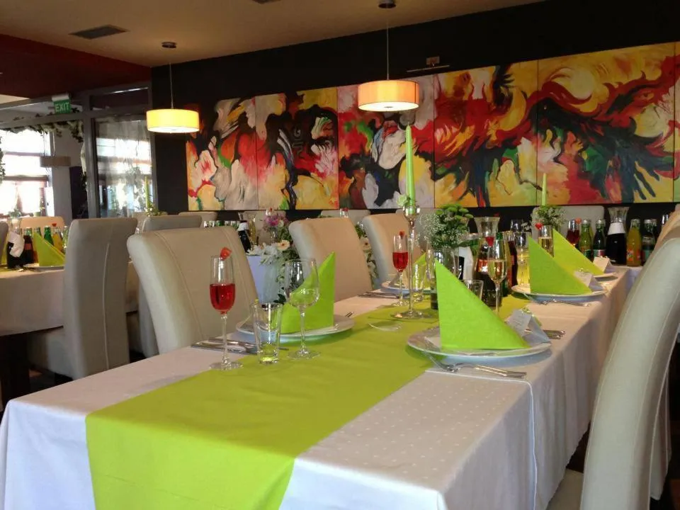 Restaurant/places to eat in Hotel Peklo